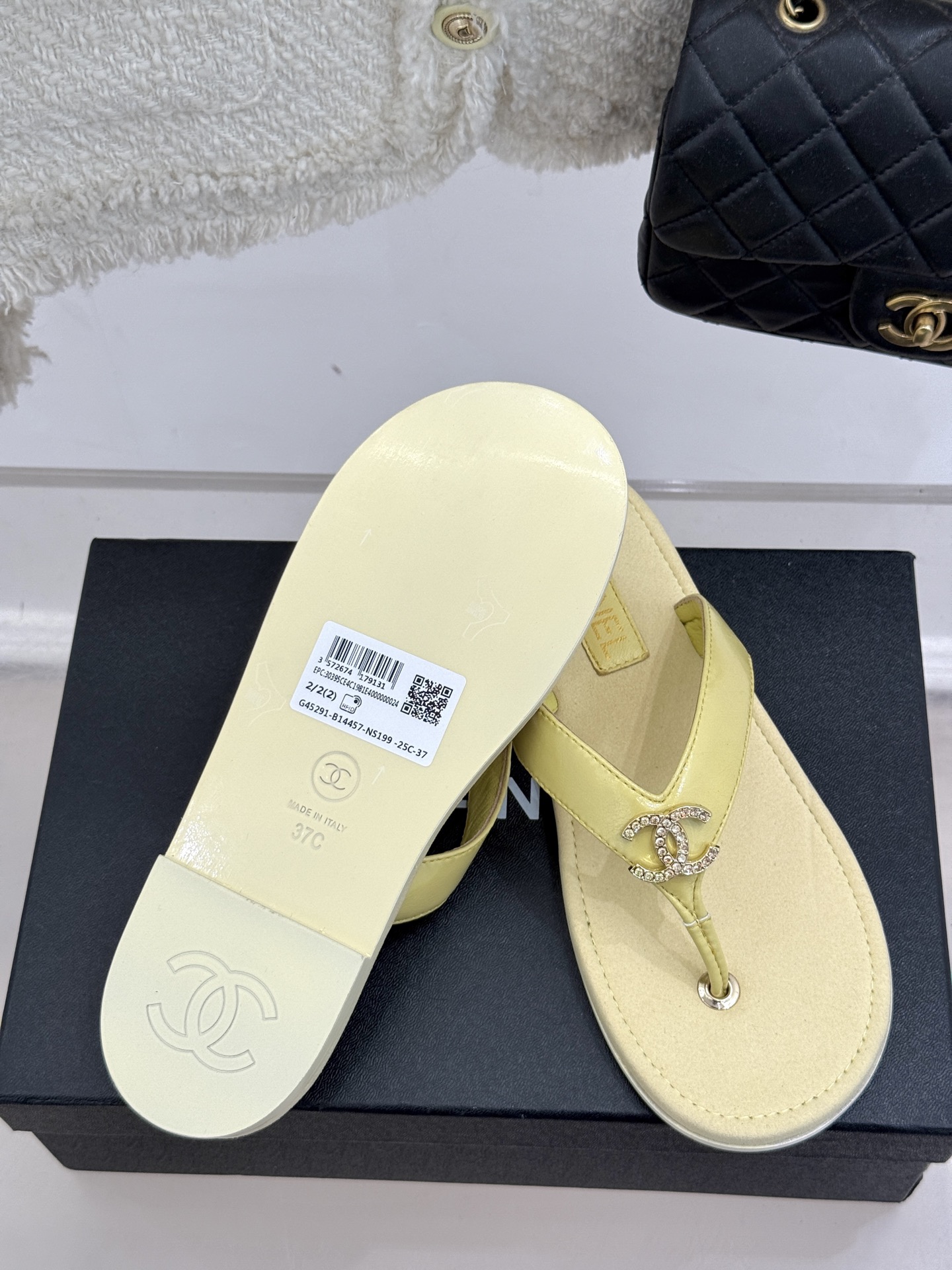 
CHANE* ｜小香25。春夏新品
双C人字拖夹脚拖鞋
好穿又出片的度假风人字拖🏖️
经典双C珠宝设计