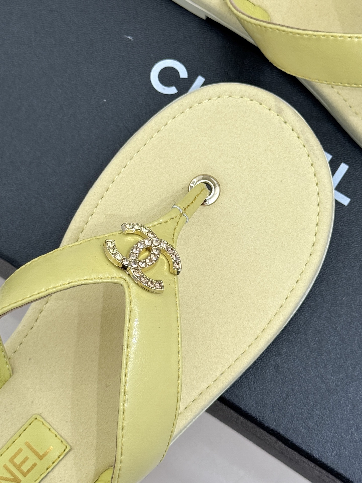 
CHANE* ｜小香25。春夏新品
双C人字拖夹脚拖鞋
好穿又出片的度假风人字拖🏖️
经典双C珠宝设计