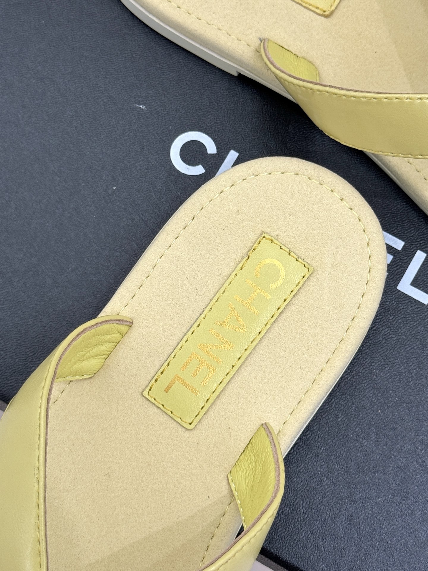 
CHANE* ｜小香25。春夏新品
双C人字拖夹脚拖鞋
好穿又出片的度假风人字拖🏖️
经典双C珠宝设计