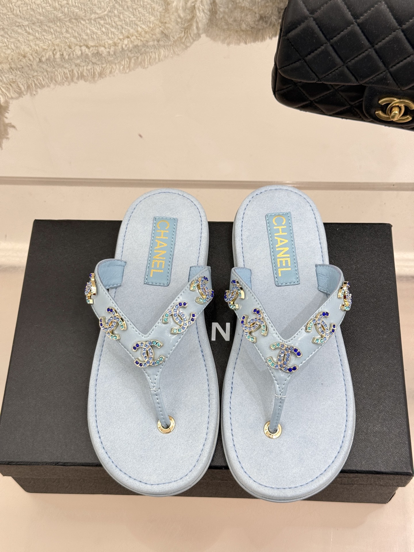 
CHANE* ｜小香25。春夏新品
双C人字拖夹脚拖鞋
好穿又出片的度假风人字拖🏖️
经典双C珠宝设计