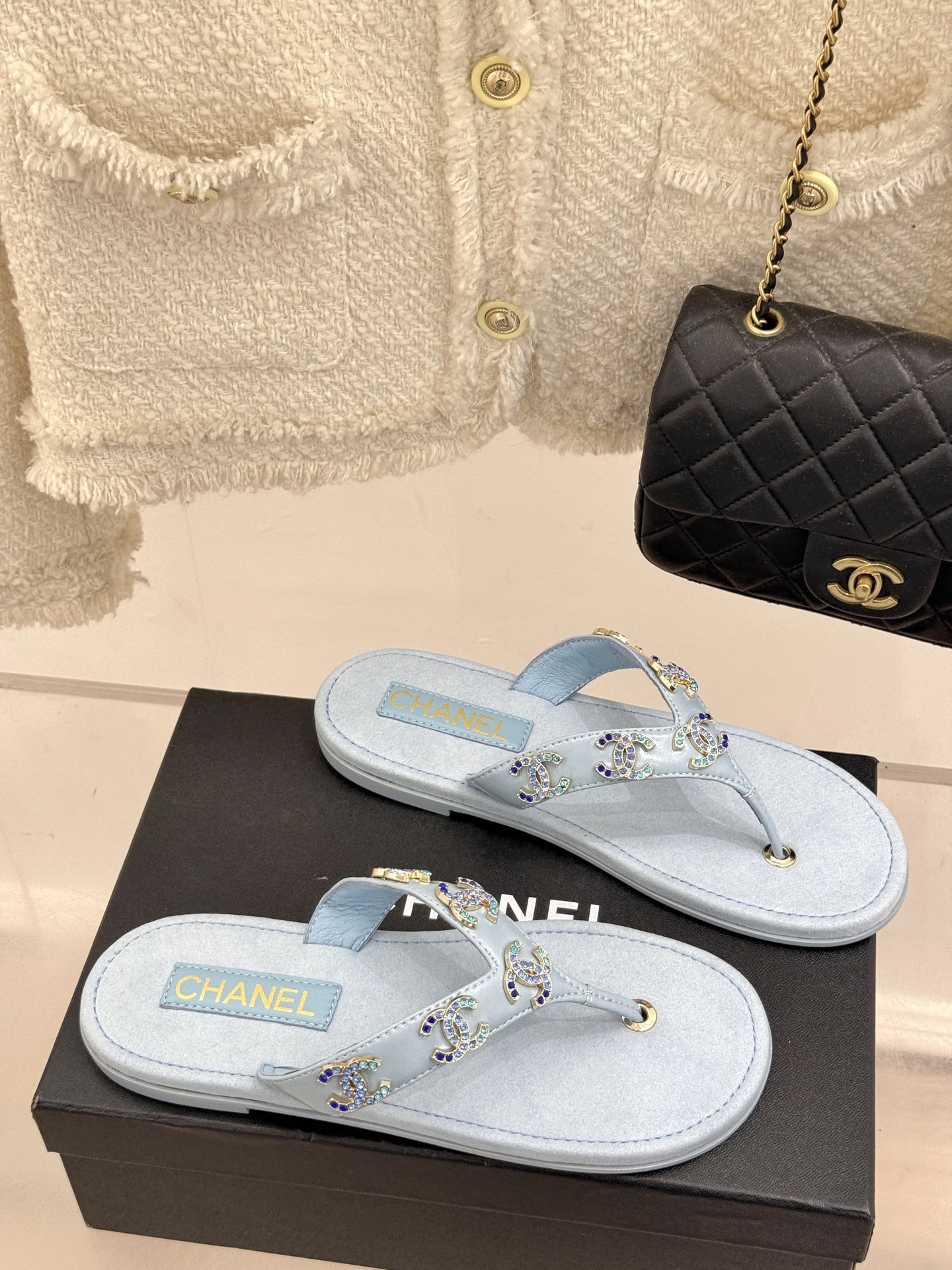 
CHANE* ｜小香25。春夏新品
双C人字拖夹脚拖鞋
好穿又出片的度假风人字拖🏖️
经典双C珠宝设计