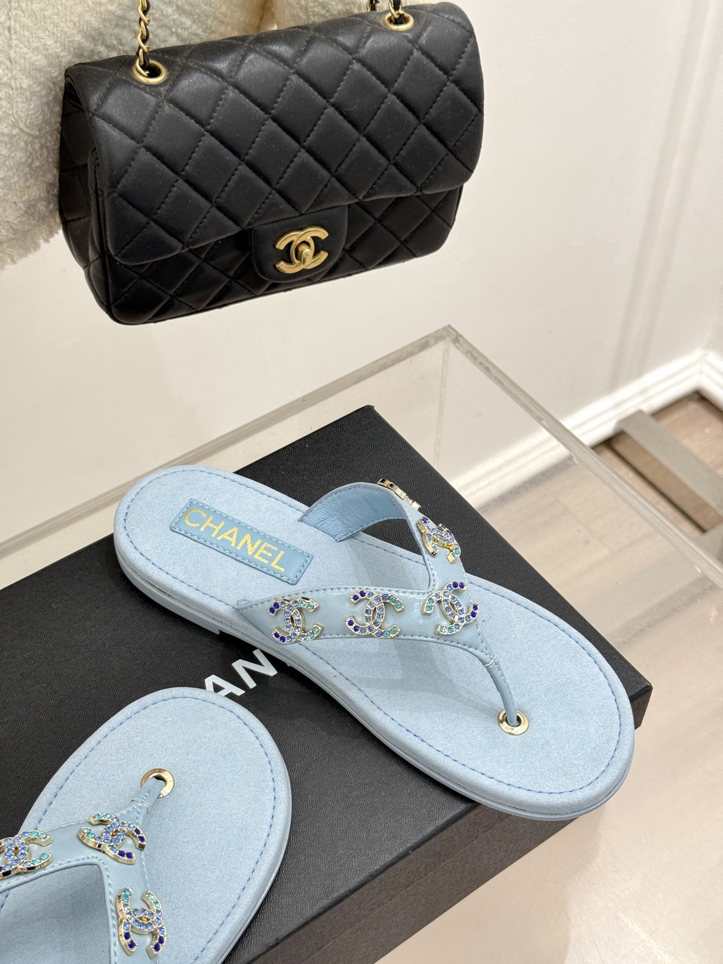 
CHANE* ｜小香25。春夏新品
双C人字拖夹脚拖鞋
好穿又出片的度假风人字拖🏖️
经典双C珠宝设计