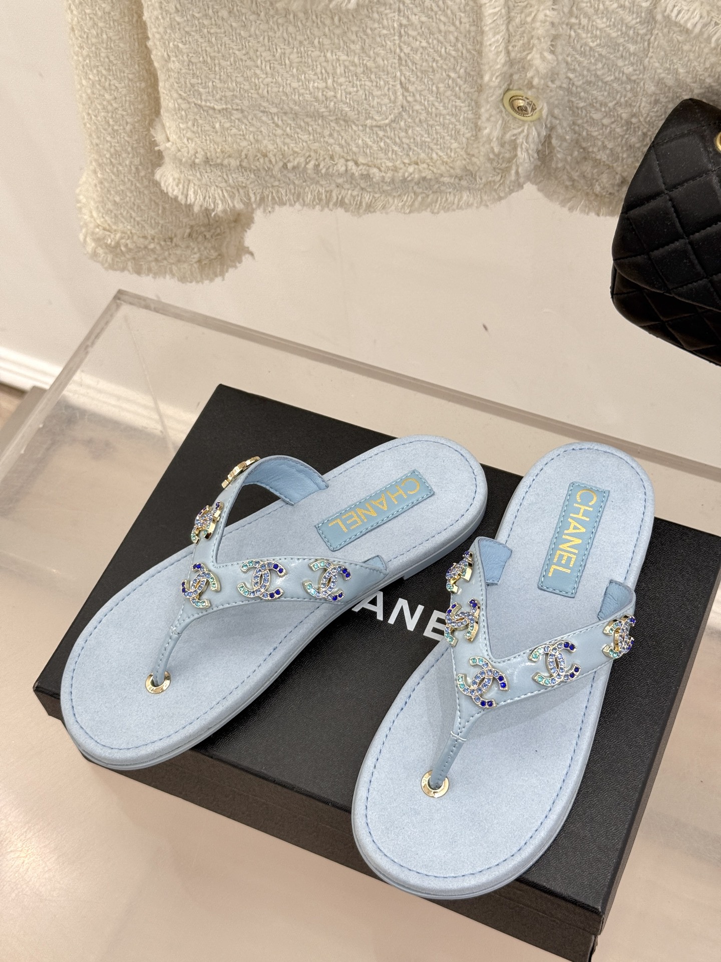 
CHANE* ｜小香25。春夏新品
双C人字拖夹脚拖鞋
好穿又出片的度假风人字拖🏖️
经典双C珠宝设计