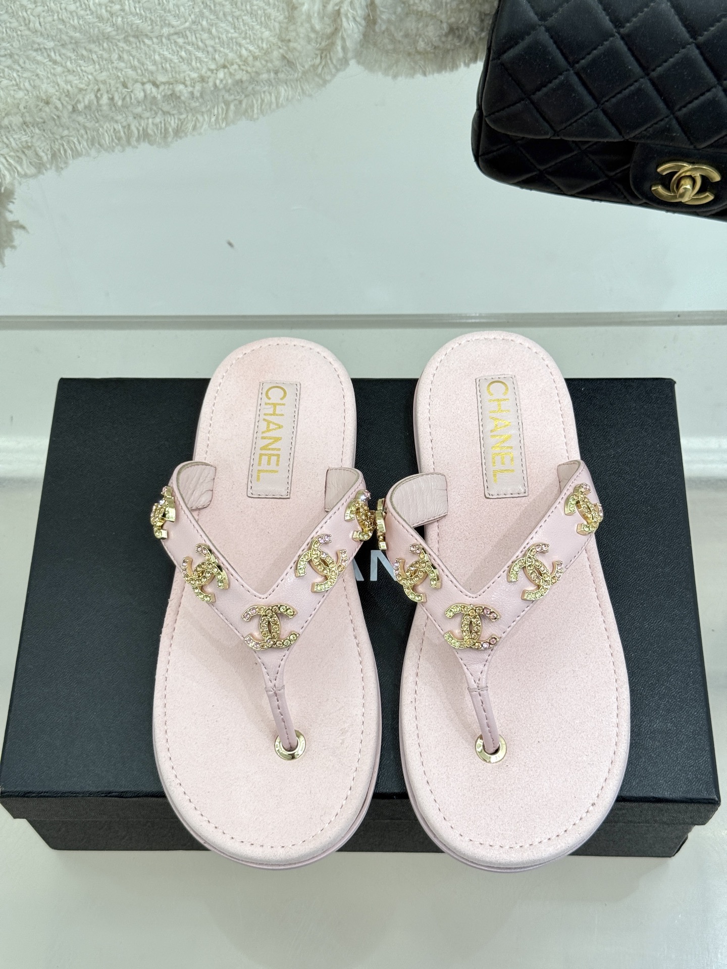 
CHANE* ｜小香25。春夏新品
双C人字拖夹脚拖鞋
好穿又出片的度假风人字拖🏖️
经典双C珠宝设计