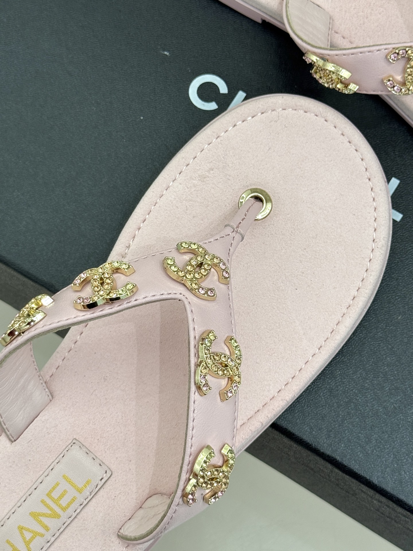 
CHANE* ｜小香25。春夏新品
双C人字拖夹脚拖鞋
好穿又出片的度假风人字拖🏖️
经典双C珠宝设计
