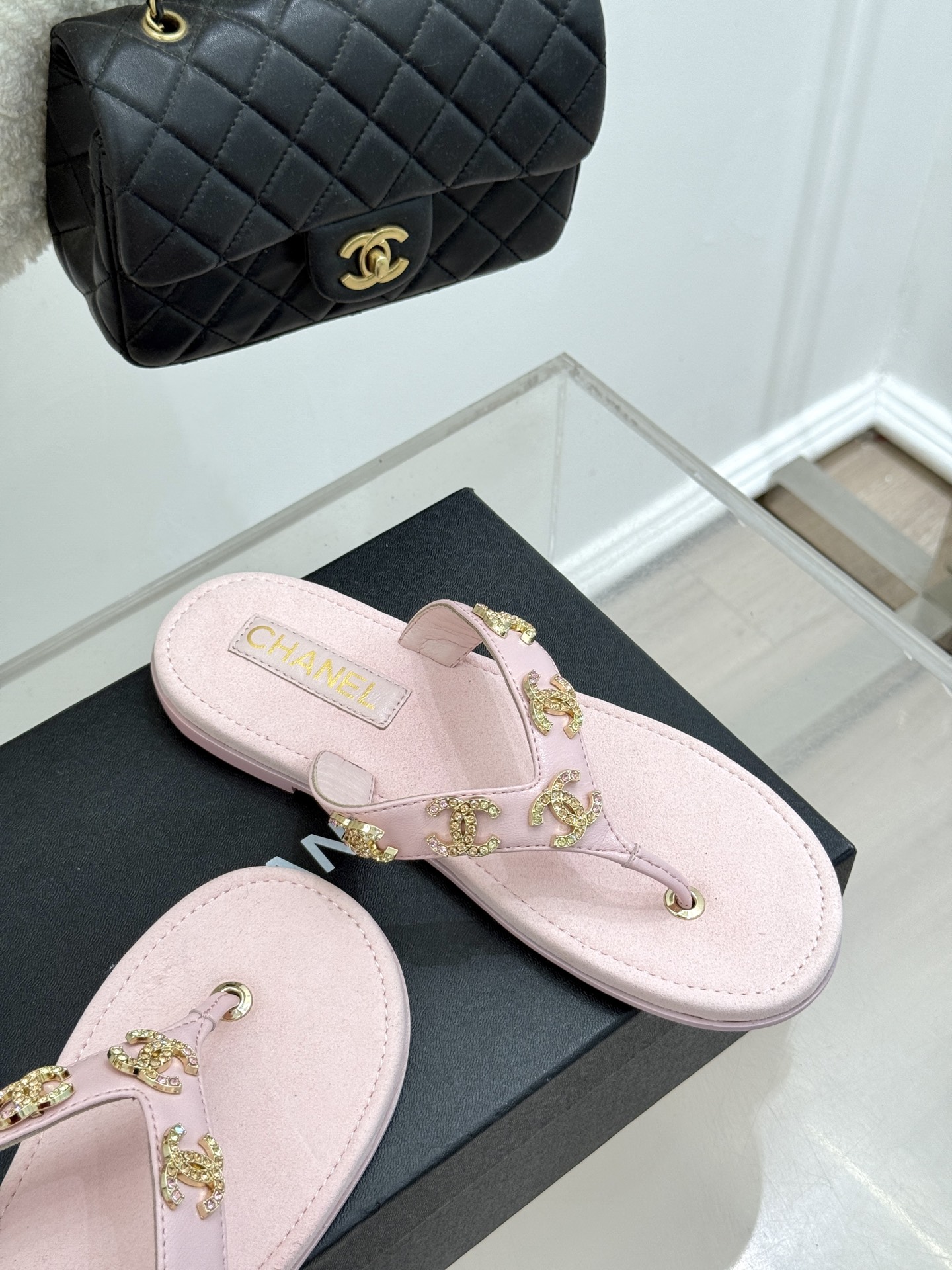 
CHANE* ｜小香25。春夏新品
双C人字拖夹脚拖鞋
好穿又出片的度假风人字拖🏖️
经典双C珠宝设计