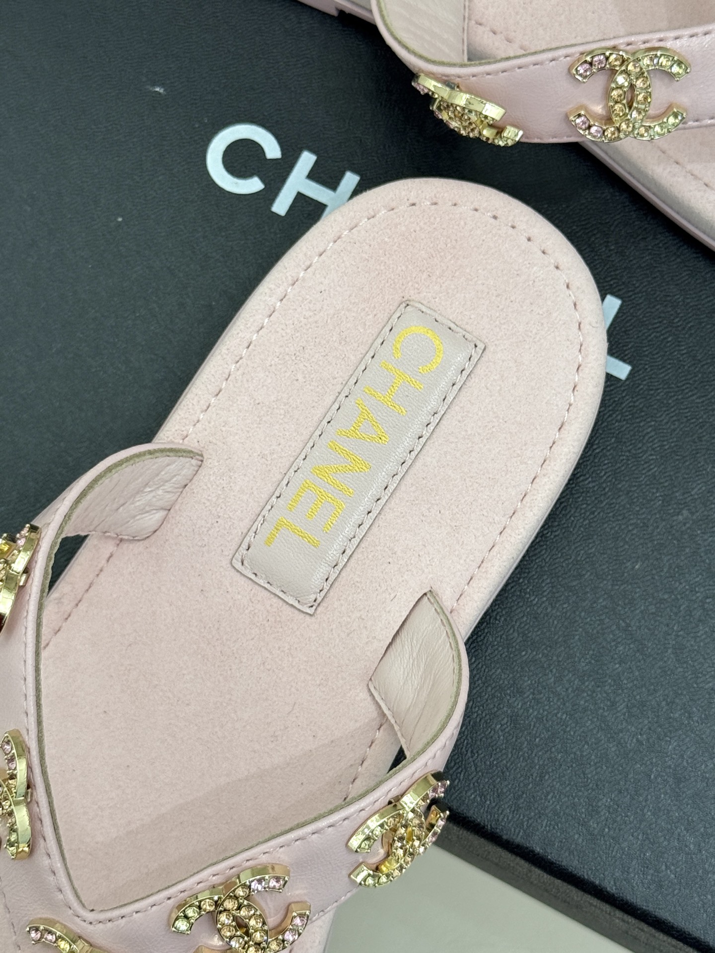 
CHANE* ｜小香25。春夏新品
双C人字拖夹脚拖鞋
好穿又出片的度假风人字拖🏖️
经典双C珠宝设计