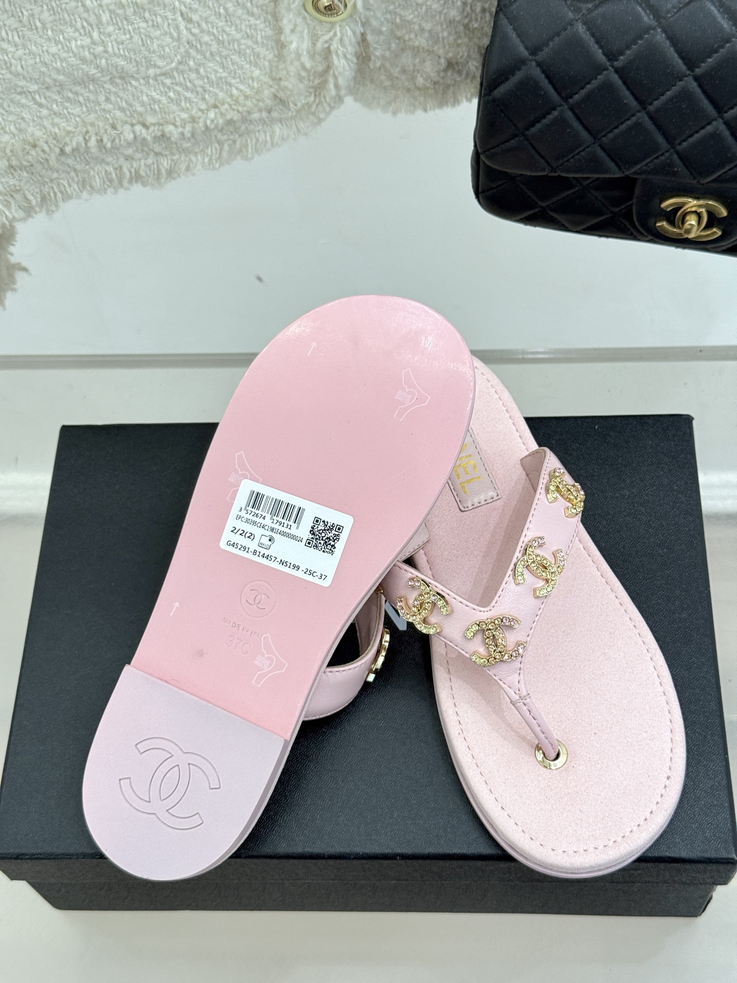 
CHANE* ｜小香25。春夏新品
双C人字拖夹脚拖鞋
好穿又出片的度假风人字拖🏖️
经典双C珠宝设计