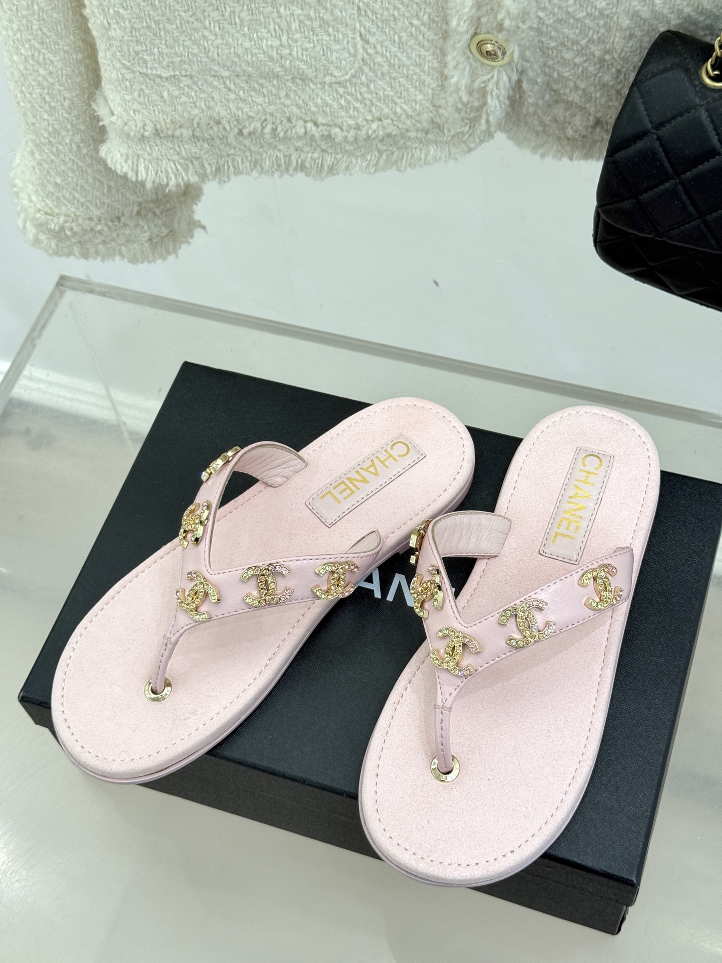 
CHANE* ｜小香25。春夏新品
双C人字拖夹脚拖鞋
好穿又出片的度假风人字拖🏖️
经典双C珠宝设计