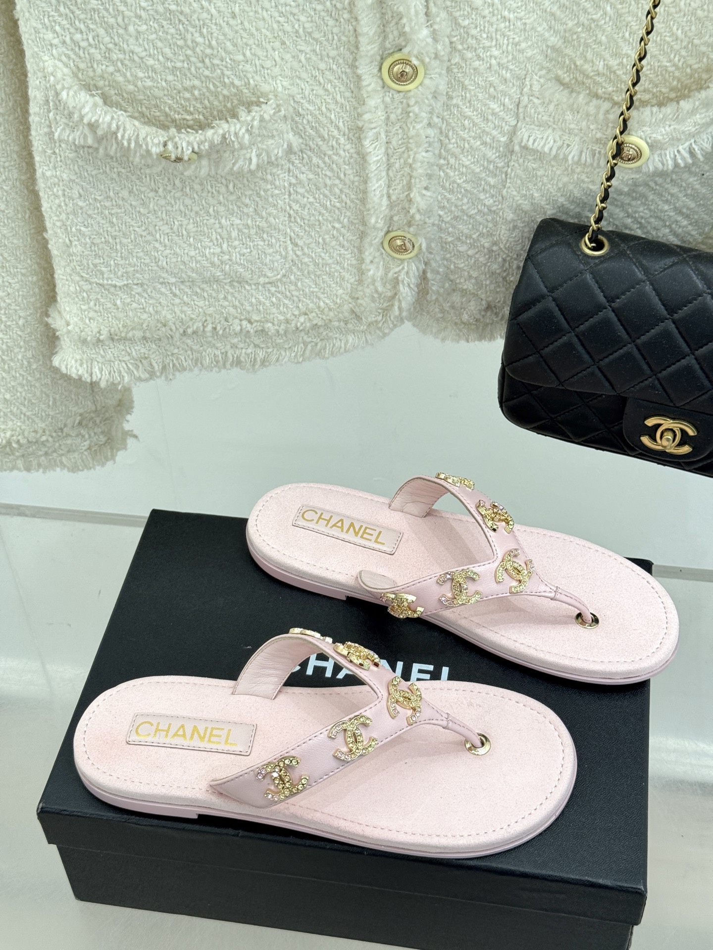 
CHANE* ｜小香25。春夏新品
双C人字拖夹脚拖鞋
好穿又出片的度假风人字拖🏖️
经典双C珠宝设计