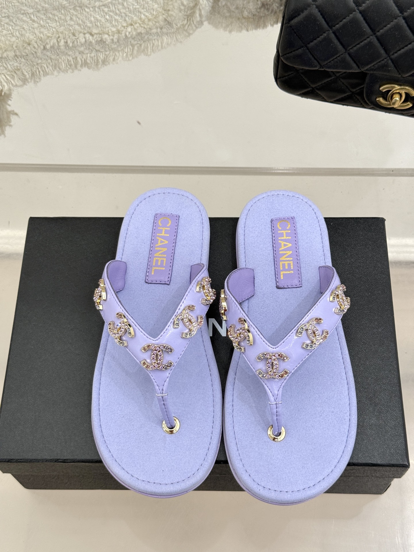 
CHANE* ｜小香25。春夏新品
双C人字拖夹脚拖鞋
好穿又出片的度假风人字拖🏖️
经典双C珠宝设计