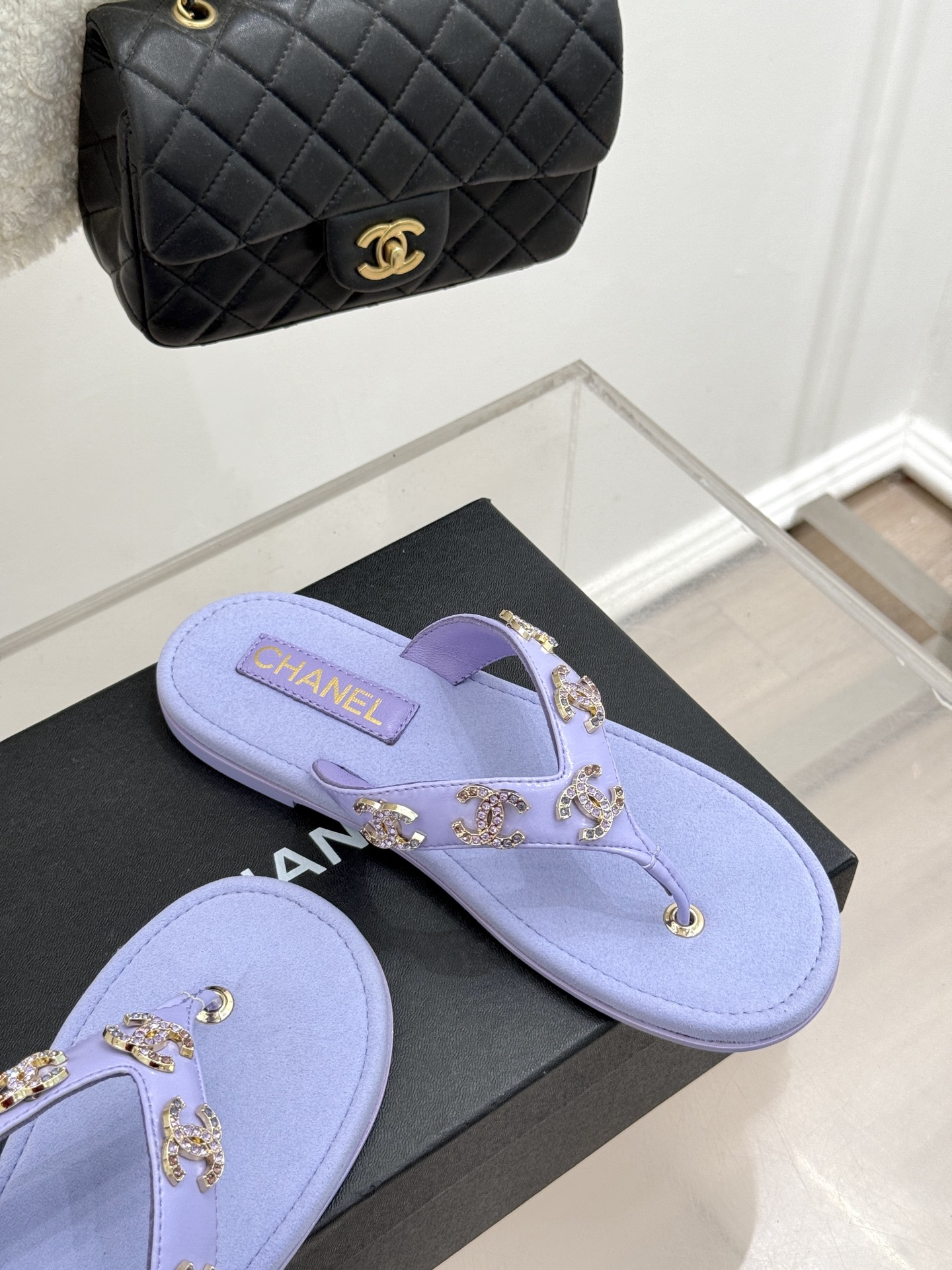 
CHANE* ｜小香25。春夏新品
双C人字拖夹脚拖鞋
好穿又出片的度假风人字拖🏖️
经典双C珠宝设计