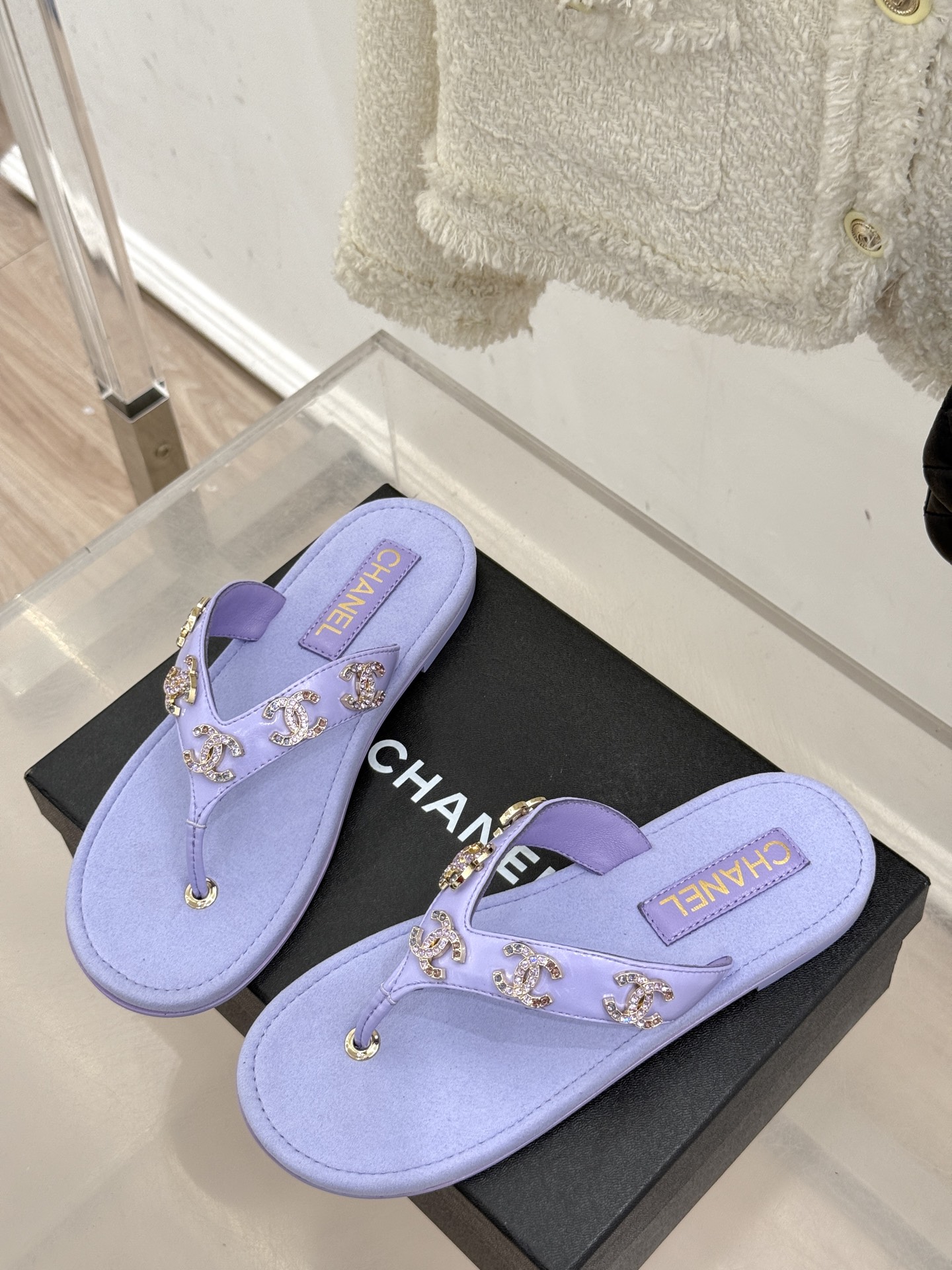 
CHANE* ｜小香25。春夏新品
双C人字拖夹脚拖鞋
好穿又出片的度假风人字拖🏖️
经典双C珠宝设计
