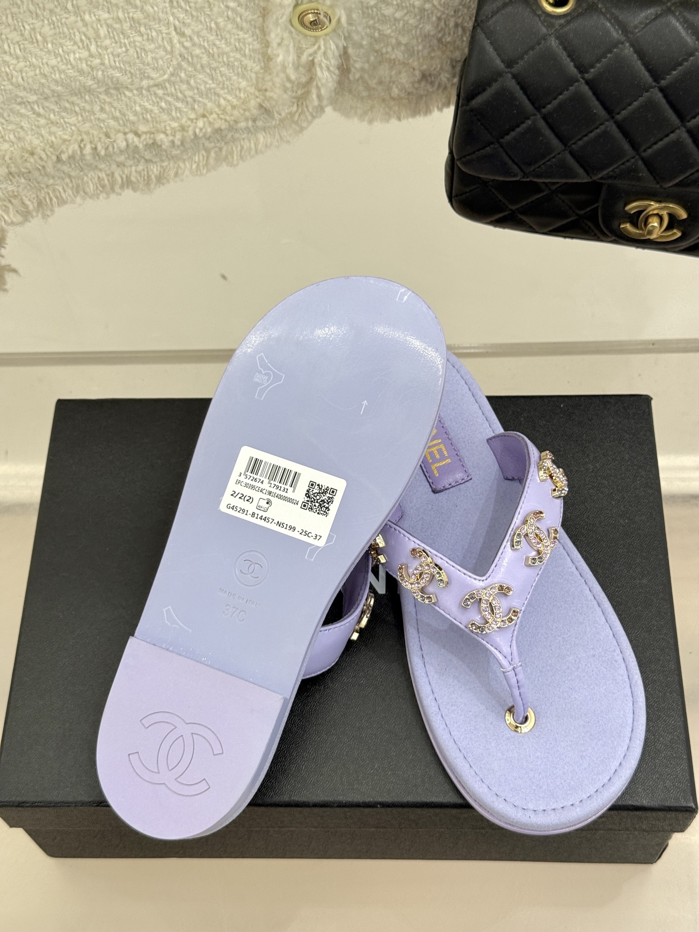 
CHANE* ｜小香25。春夏新品
双C人字拖夹脚拖鞋
好穿又出片的度假风人字拖🏖️
经典双C珠宝设计