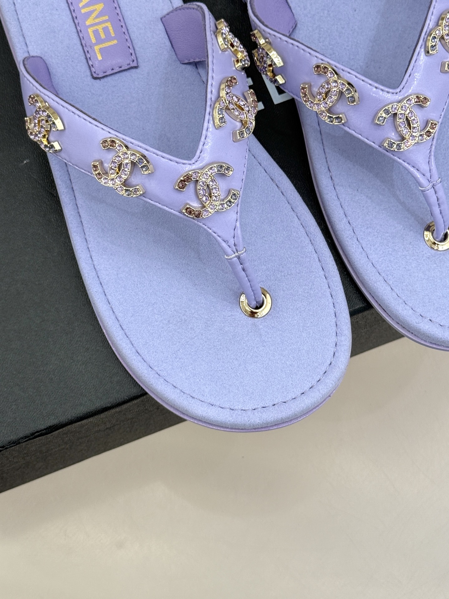 
CHANE* ｜小香25。春夏新品
双C人字拖夹脚拖鞋
好穿又出片的度假风人字拖🏖️
经典双C珠宝设计