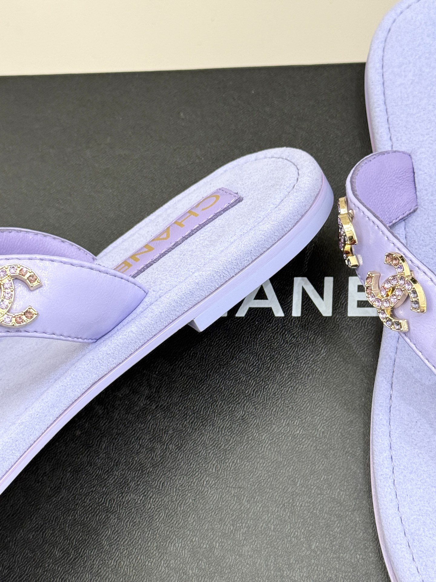 
CHANE* ｜小香25。春夏新品
双C人字拖夹脚拖鞋
好穿又出片的度假风人字拖🏖️
经典双C珠宝设计