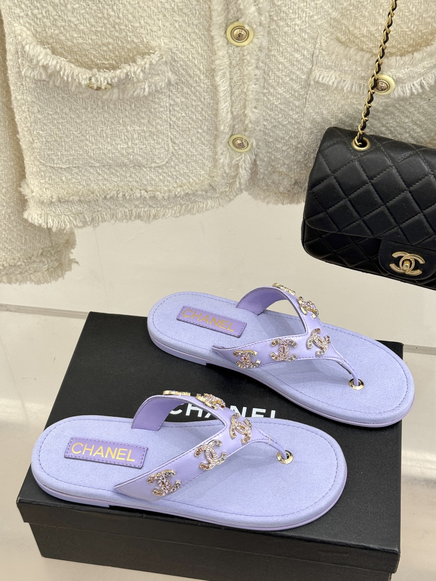 
CHANE* ｜小香25。春夏新品
双C人字拖夹脚拖鞋
好穿又出片的度假风人字拖🏖️
经典双C珠宝设计