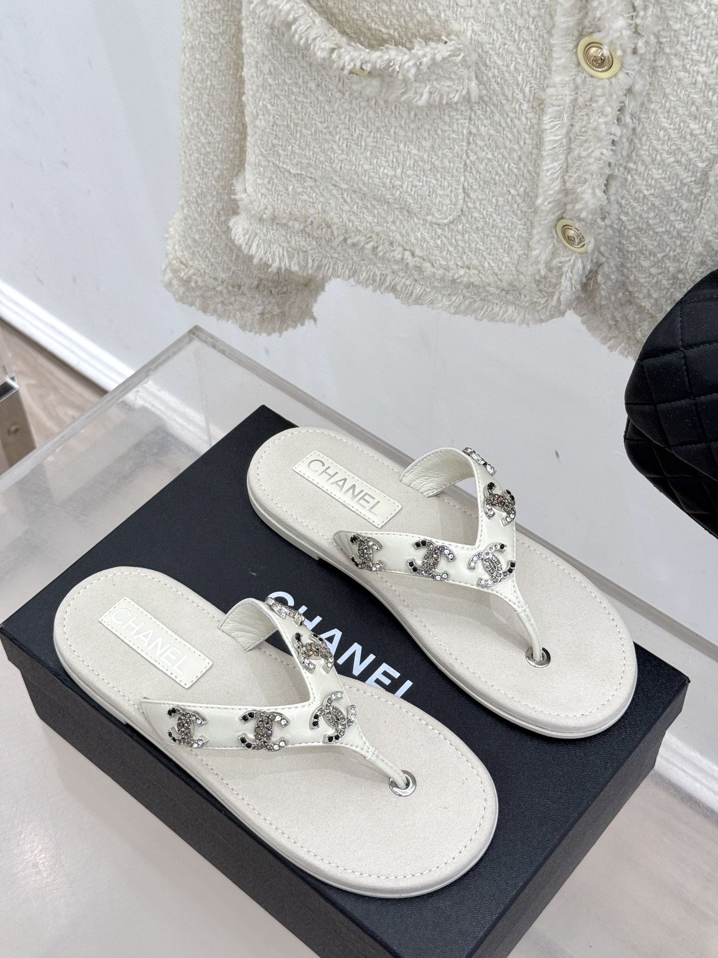 
CHANE* ｜小香25。春夏新品
双C人字拖夹脚拖鞋
好穿又出片的度假风人字拖🏖️
经典双C珠宝设计