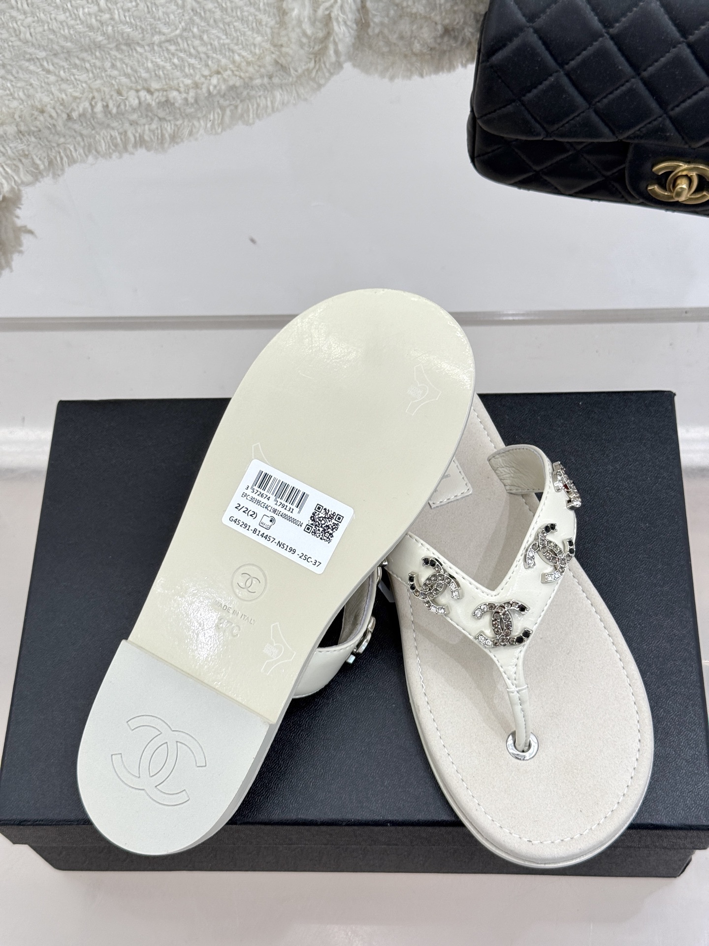 
CHANE* ｜小香25。春夏新品
双C人字拖夹脚拖鞋
好穿又出片的度假风人字拖🏖️
经典双C珠宝设计