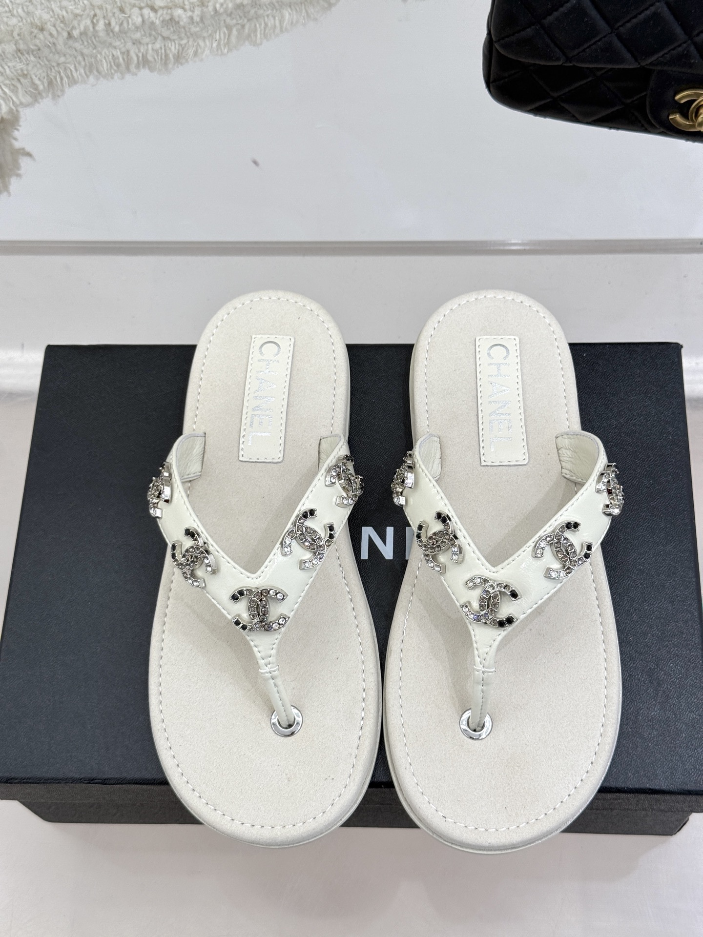 
CHANE* ｜小香25。春夏新品
双C人字拖夹脚拖鞋
好穿又出片的度假风人字拖🏖️
经典双C珠宝设计