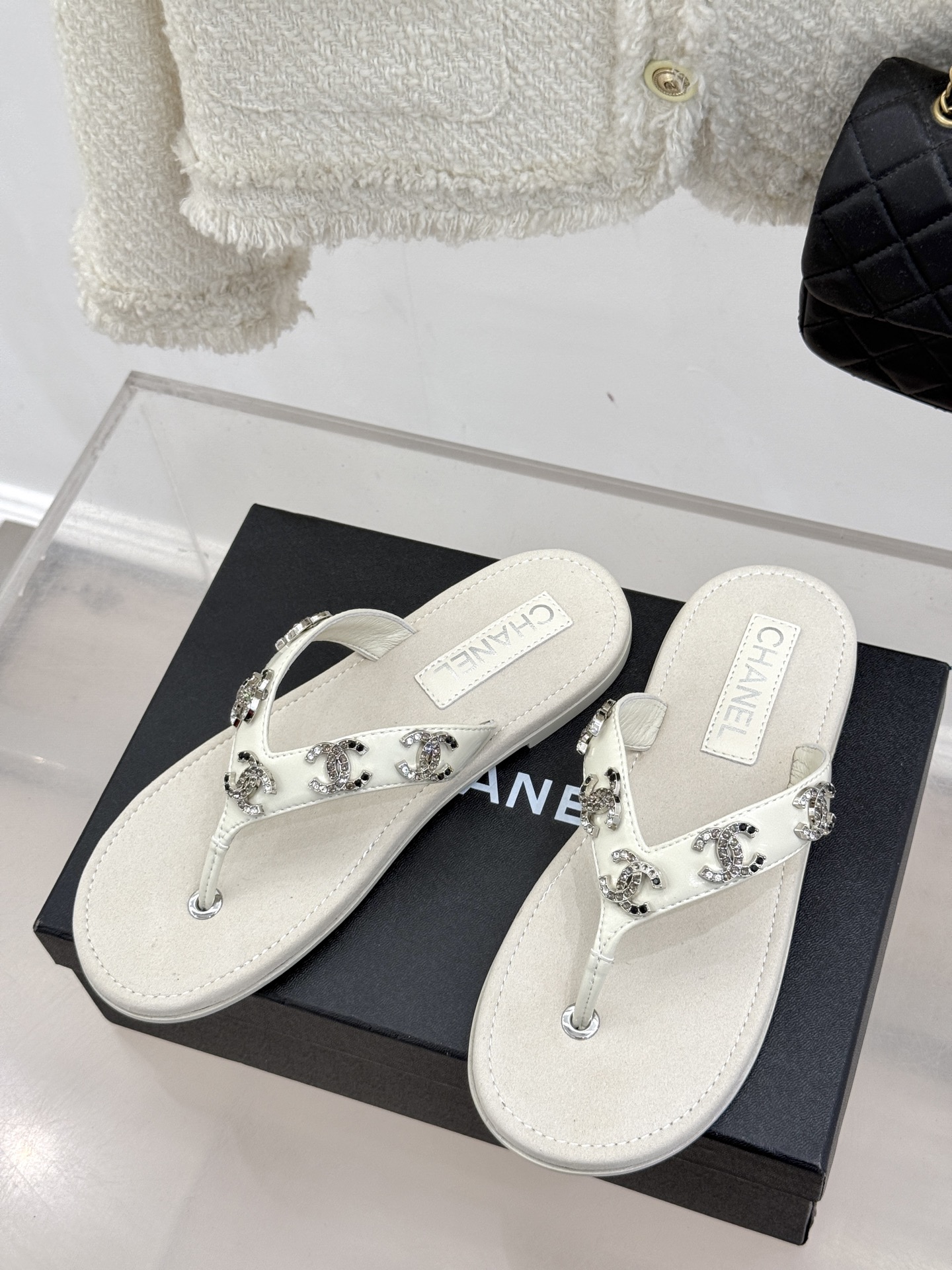 
CHANE* ｜小香25。春夏新品
双C人字拖夹脚拖鞋
好穿又出片的度假风人字拖🏖️
经典双C珠宝设计