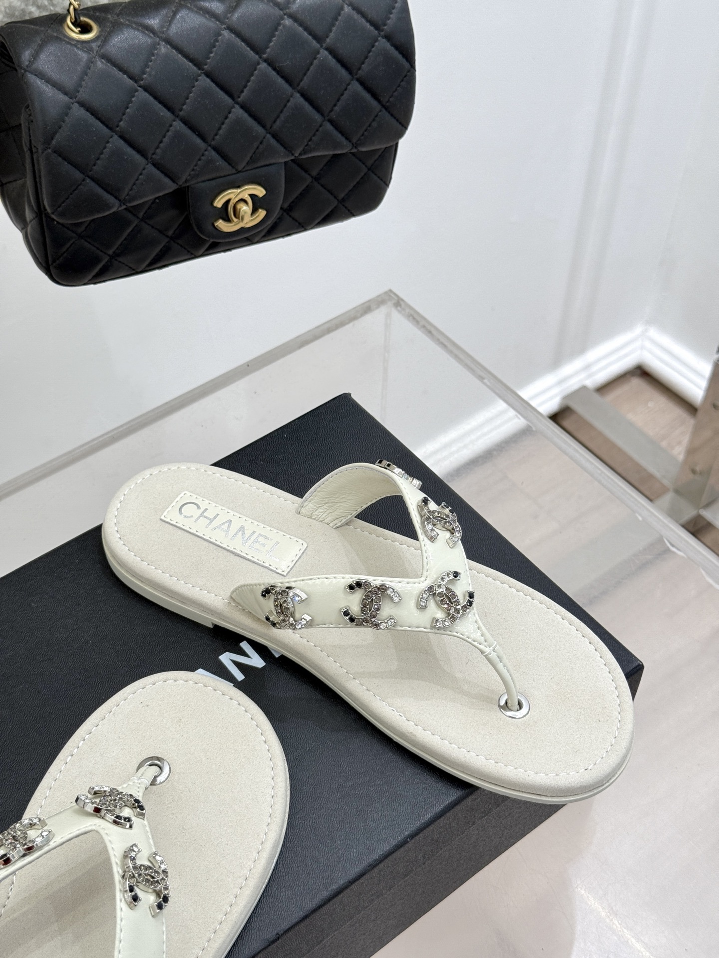 
CHANE* ｜小香25。春夏新品
双C人字拖夹脚拖鞋
好穿又出片的度假风人字拖🏖️
经典双C珠宝设计