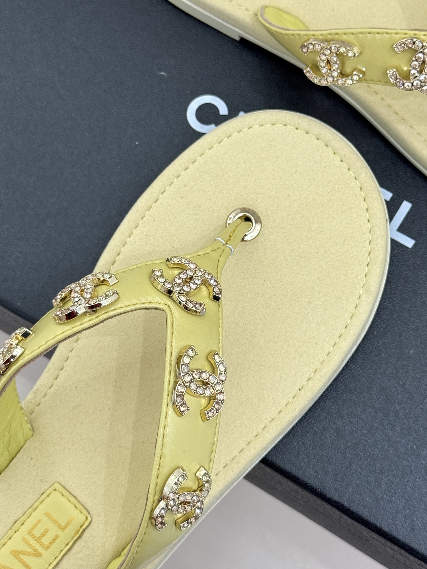 
CHANE* ｜小香25。春夏新品
双C人字拖夹脚拖鞋
好穿又出片的度假风人字拖🏖️
经典双C珠宝设计
