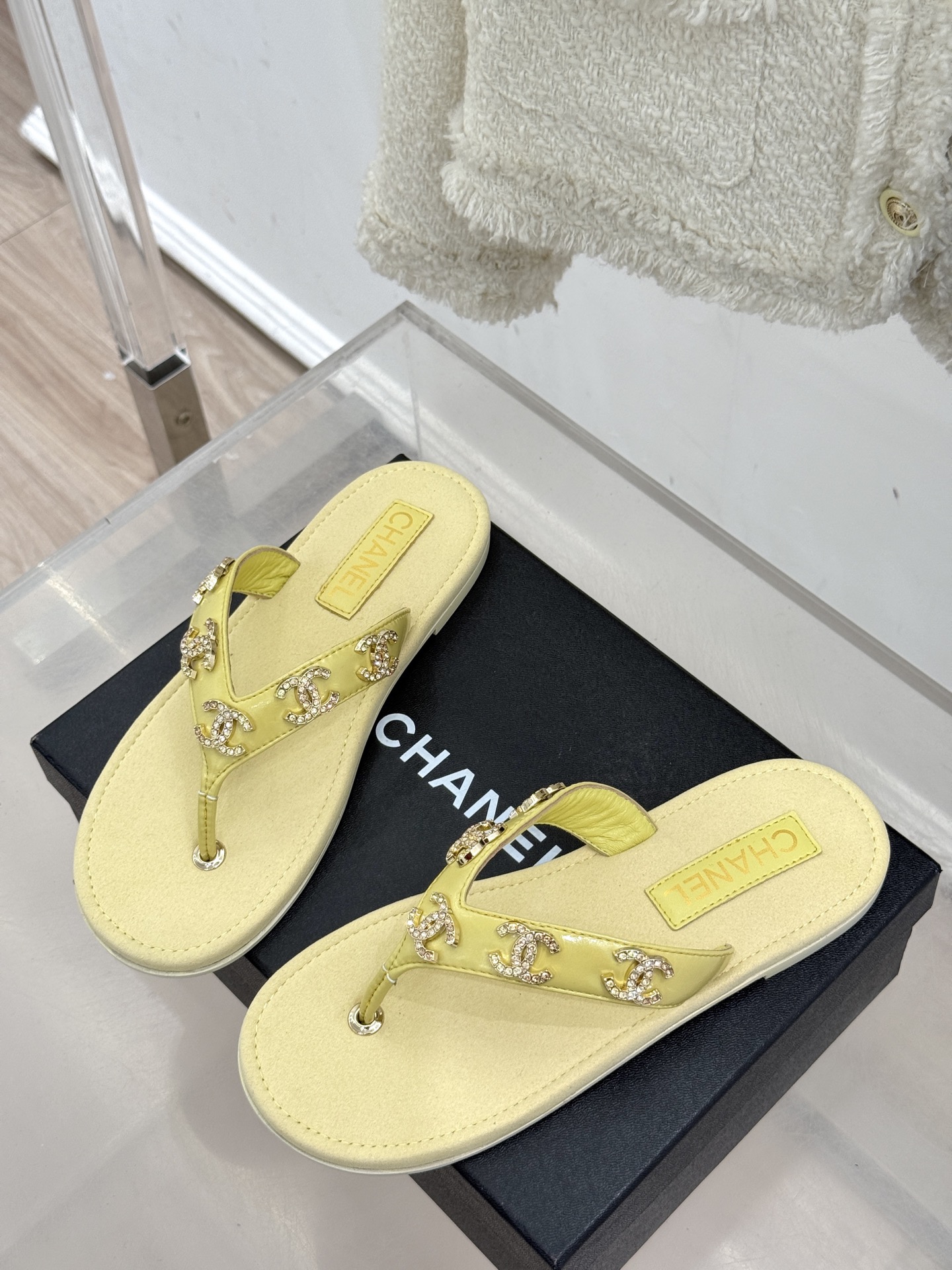 
CHANE* ｜小香25。春夏新品
双C人字拖夹脚拖鞋
好穿又出片的度假风人字拖🏖️
经典双C珠宝设计
