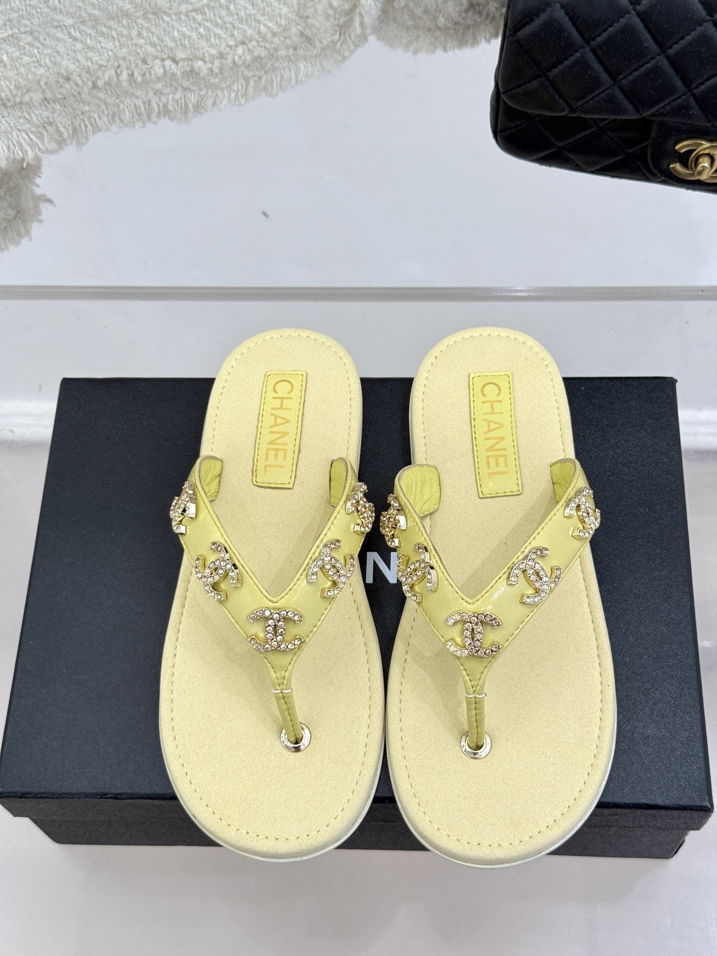 
CHANE* ｜小香25。春夏新品
双C人字拖夹脚拖鞋
好穿又出片的度假风人字拖🏖️
经典双C珠宝设计