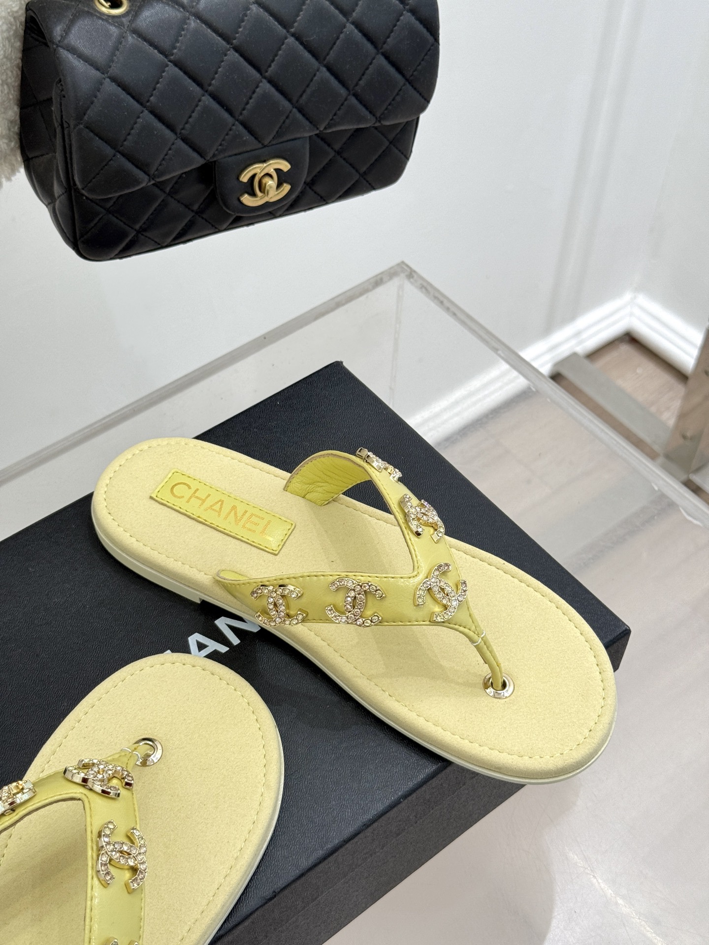 
CHANE* ｜小香25。春夏新品
双C人字拖夹脚拖鞋
好穿又出片的度假风人字拖🏖️
经典双C珠宝设计