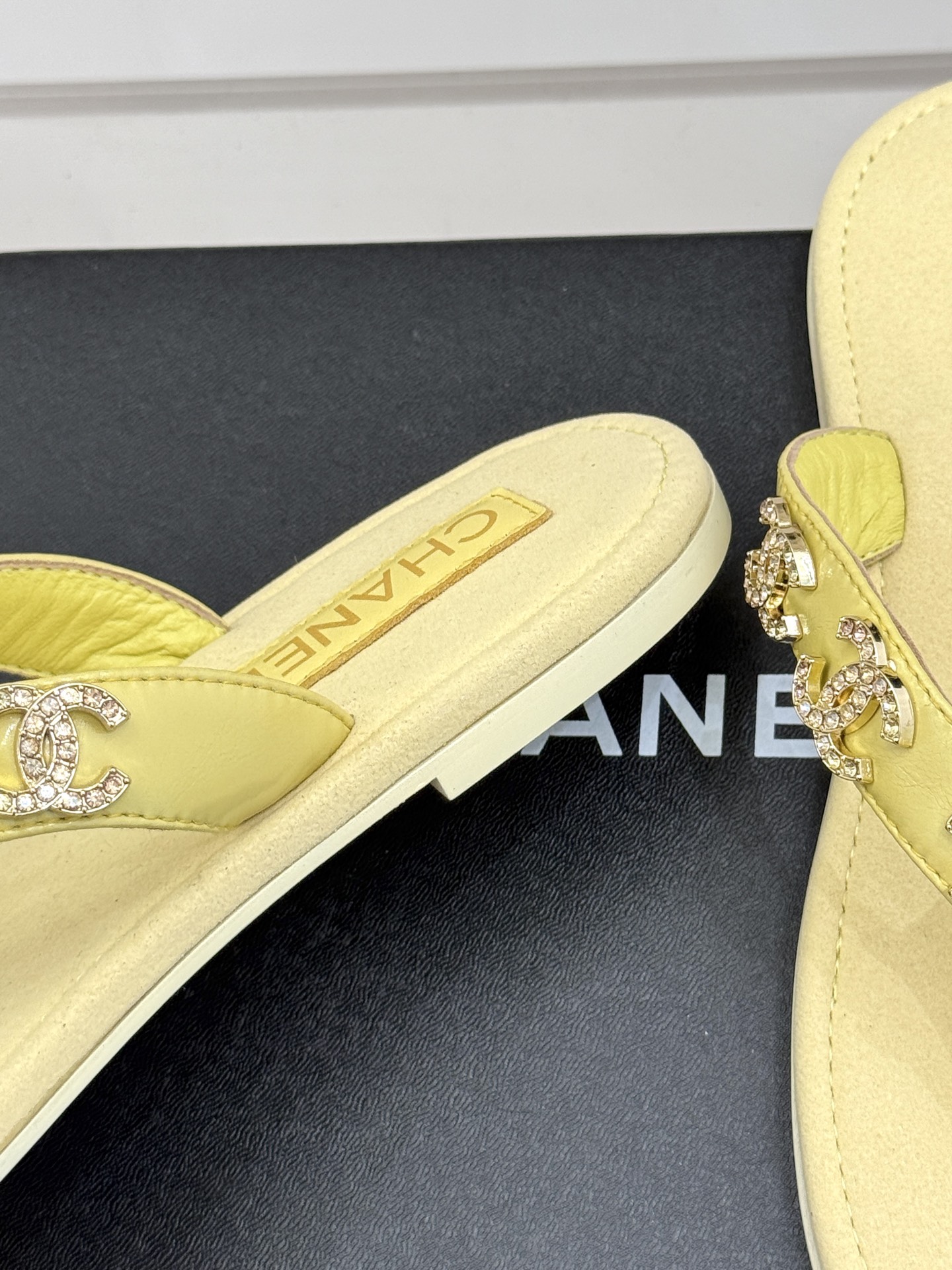 
CHANE* ｜小香25。春夏新品
双C人字拖夹脚拖鞋
好穿又出片的度假风人字拖🏖️
经典双C珠宝设计