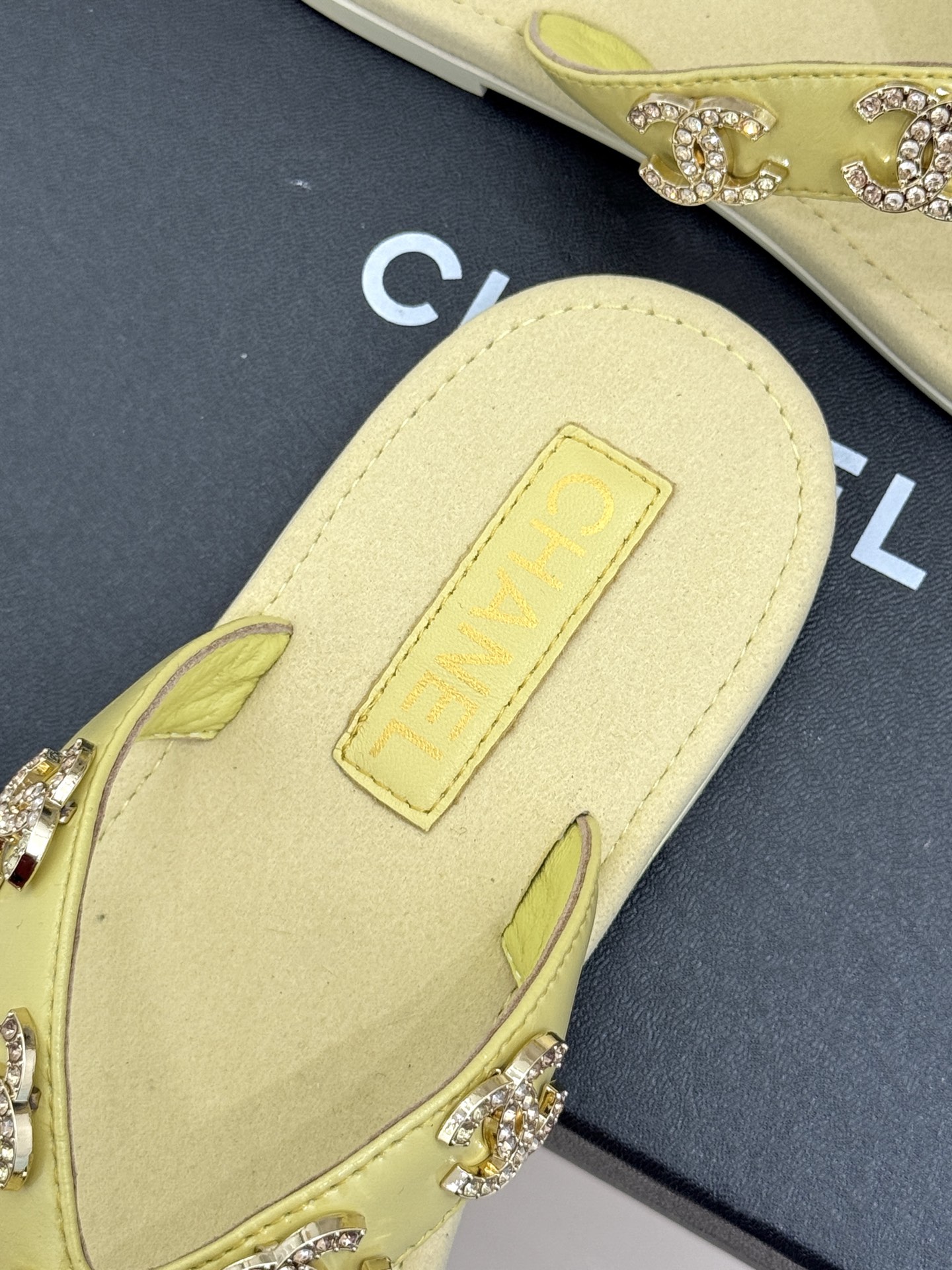 
CHANE* ｜小香25。春夏新品
双C人字拖夹脚拖鞋
好穿又出片的度假风人字拖🏖️
经典双C珠宝设计