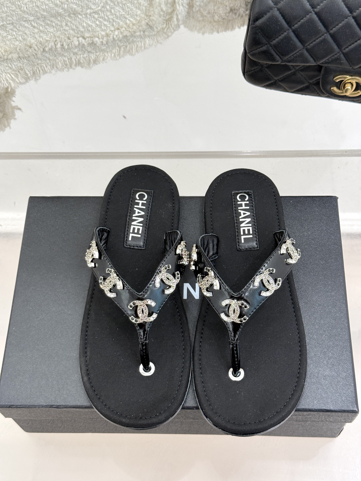 
CHANE* ｜小香25。春夏新品
双C人字拖夹脚拖鞋
好穿又出片的度假风人字拖🏖️
经典双C珠宝设计
