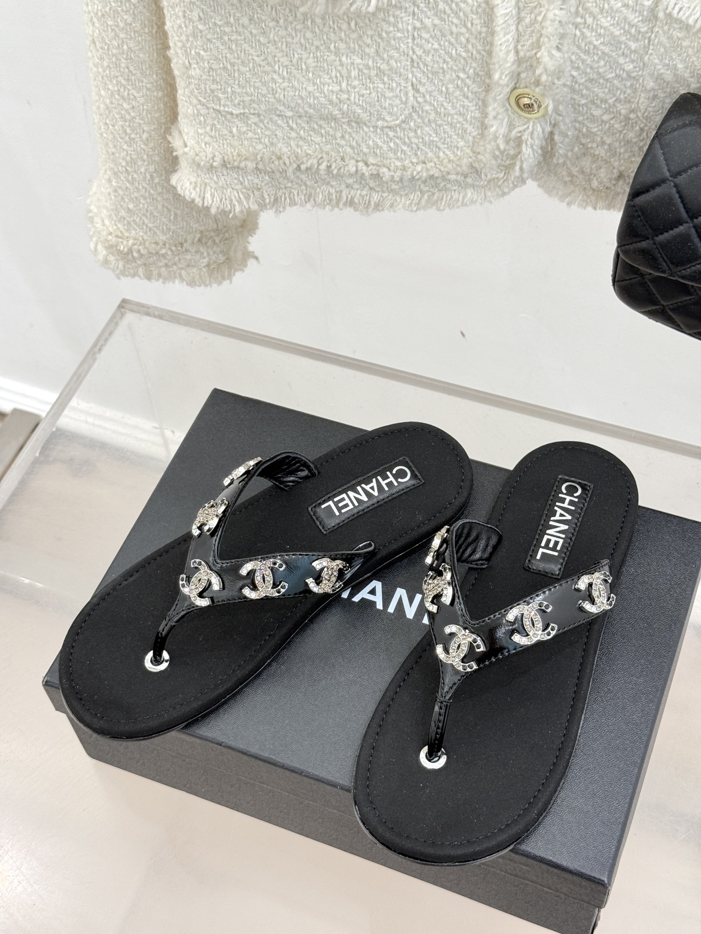 
CHANE* ｜小香25。春夏新品
双C人字拖夹脚拖鞋
好穿又出片的度假风人字拖🏖️
经典双C珠宝设计