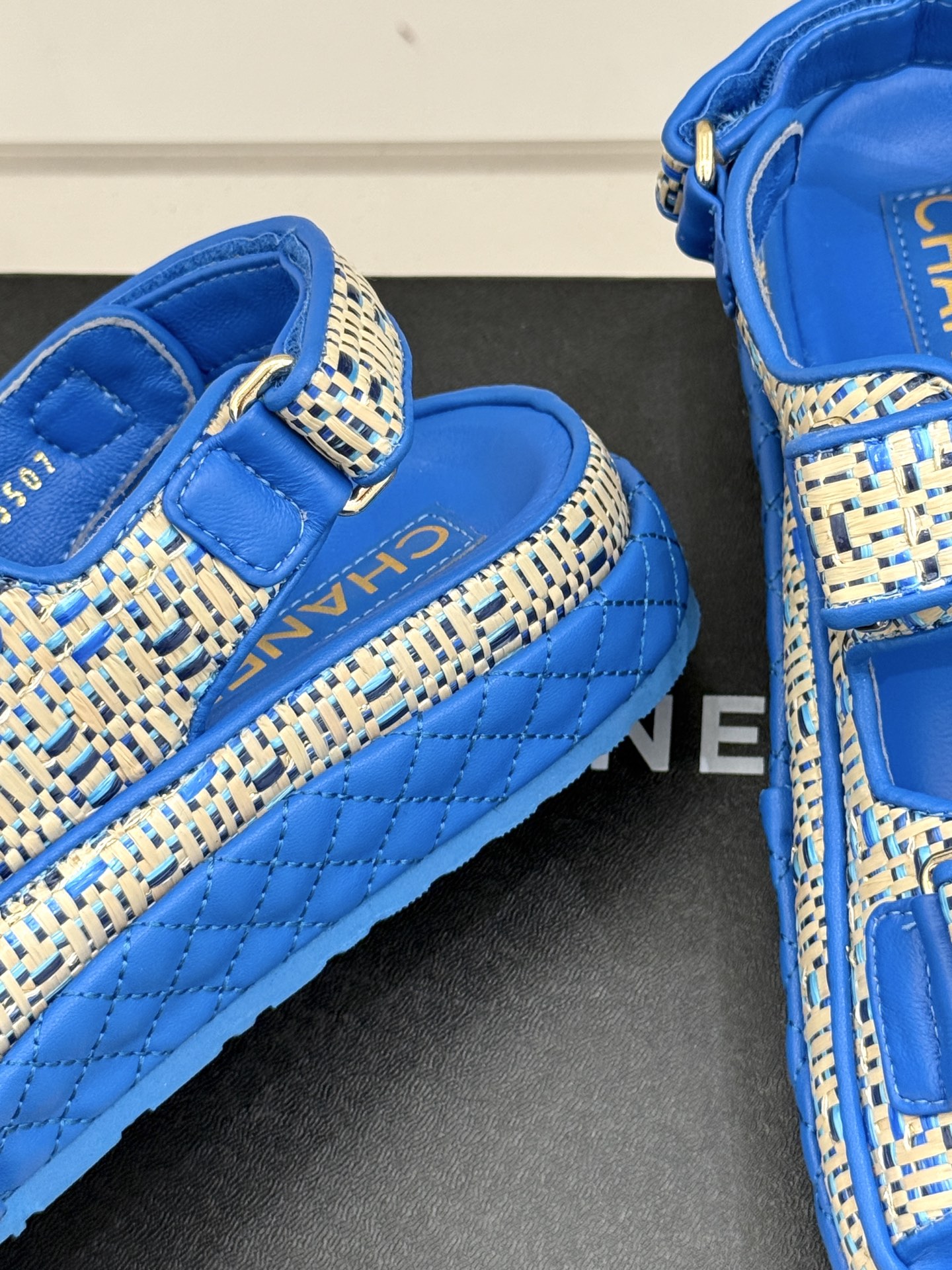 
CHANE* ｜小香经典春夏双C
魔术贴沙滩凉鞋
香奶奶每年都必须要火爆一场的款式 
这一系列真是搭配
