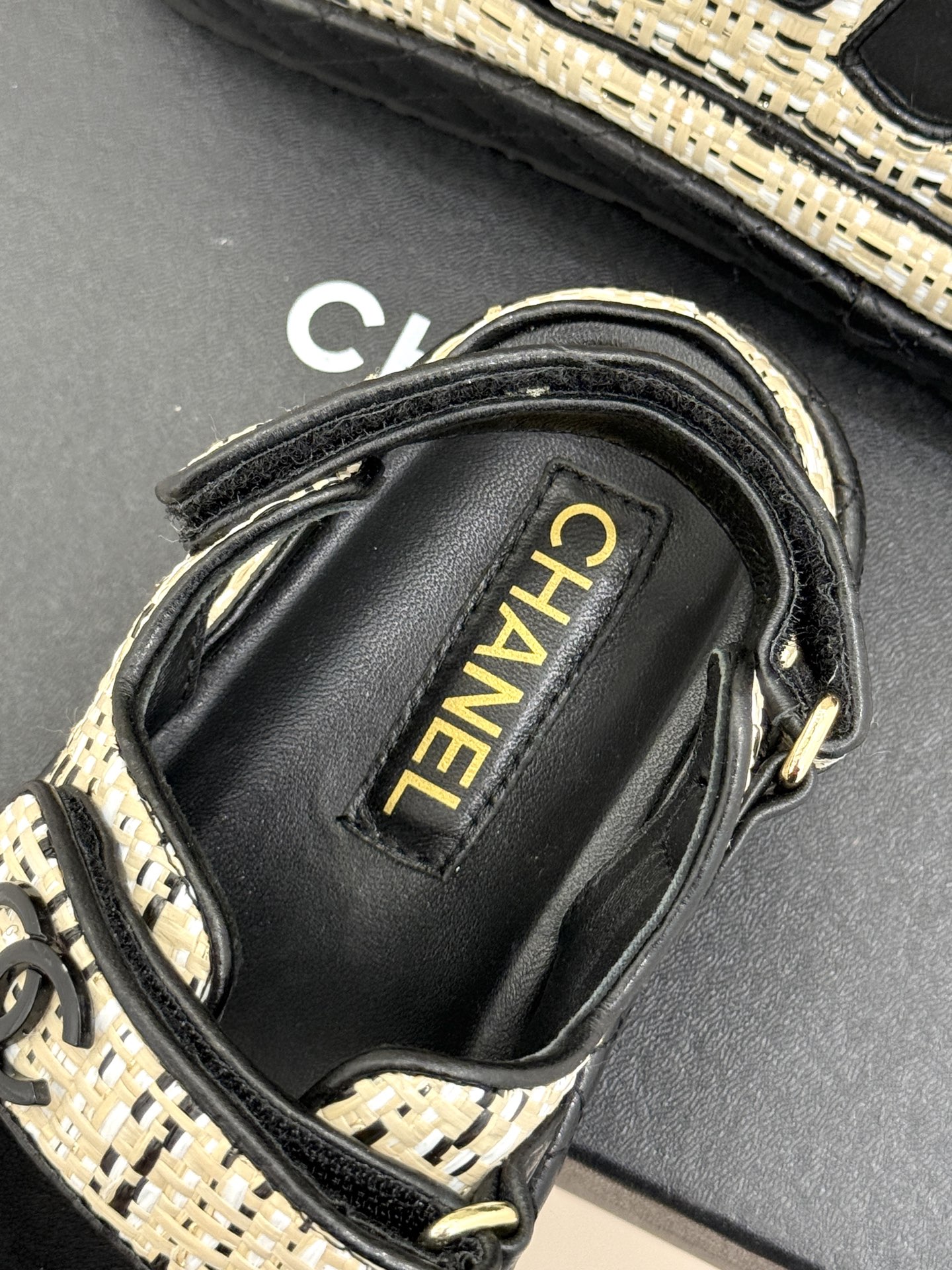 
CHANE* ｜小香经典春夏双C
魔术贴沙滩凉鞋
香奶奶每年都必须要火爆一场的款式 
这一系列真是搭配