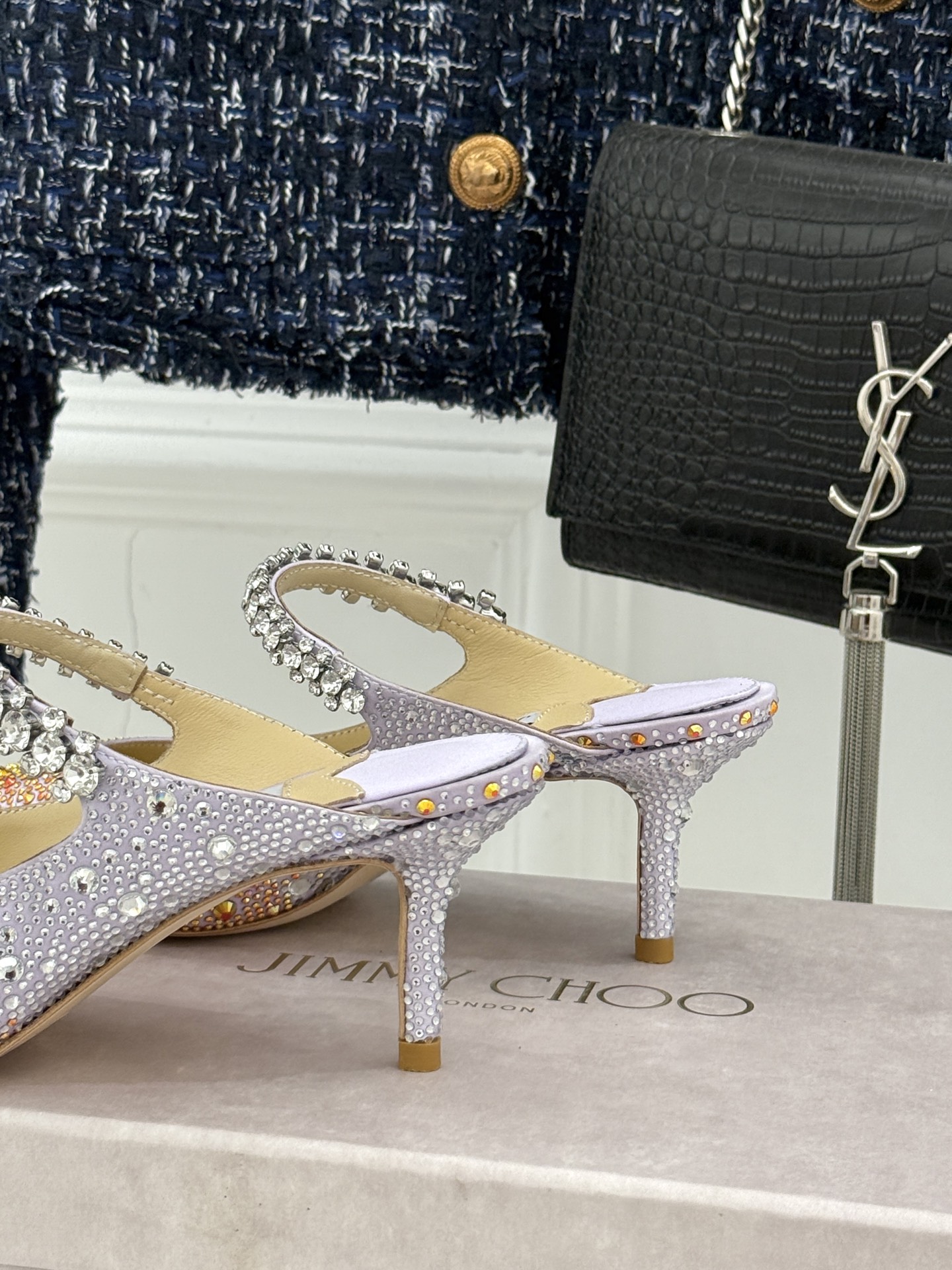 
Jimmy Choo/吉米周经典钻石链条
尖头高跟拖鞋水晶鞋
超绝的水晶鞋 美到移不开视线
鞋型做的非