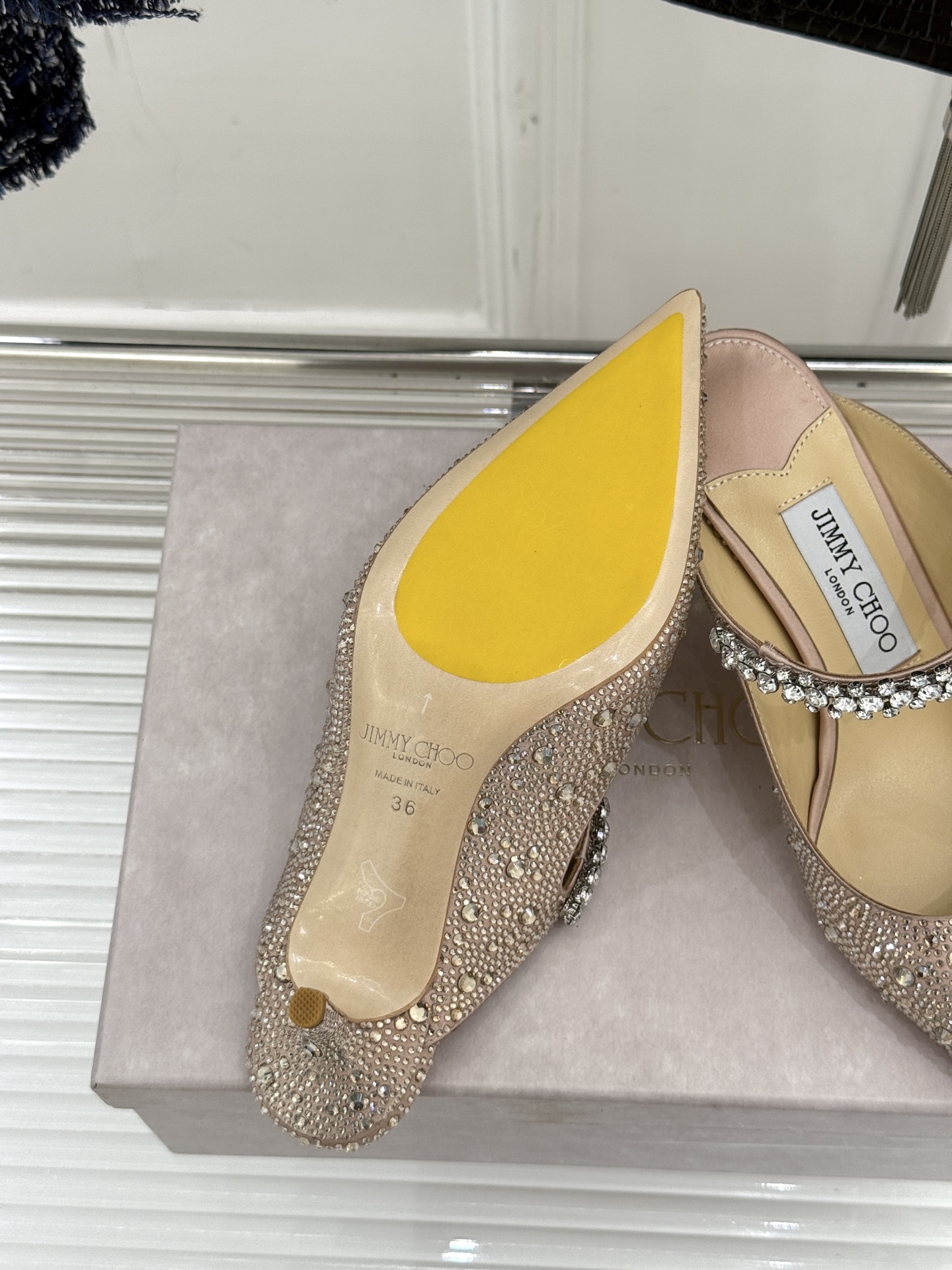 
Jimmy Choo/吉米周经典钻石链条
尖头高跟拖鞋水晶鞋
超绝的水晶鞋 美到移不开视线
鞋型做的非
