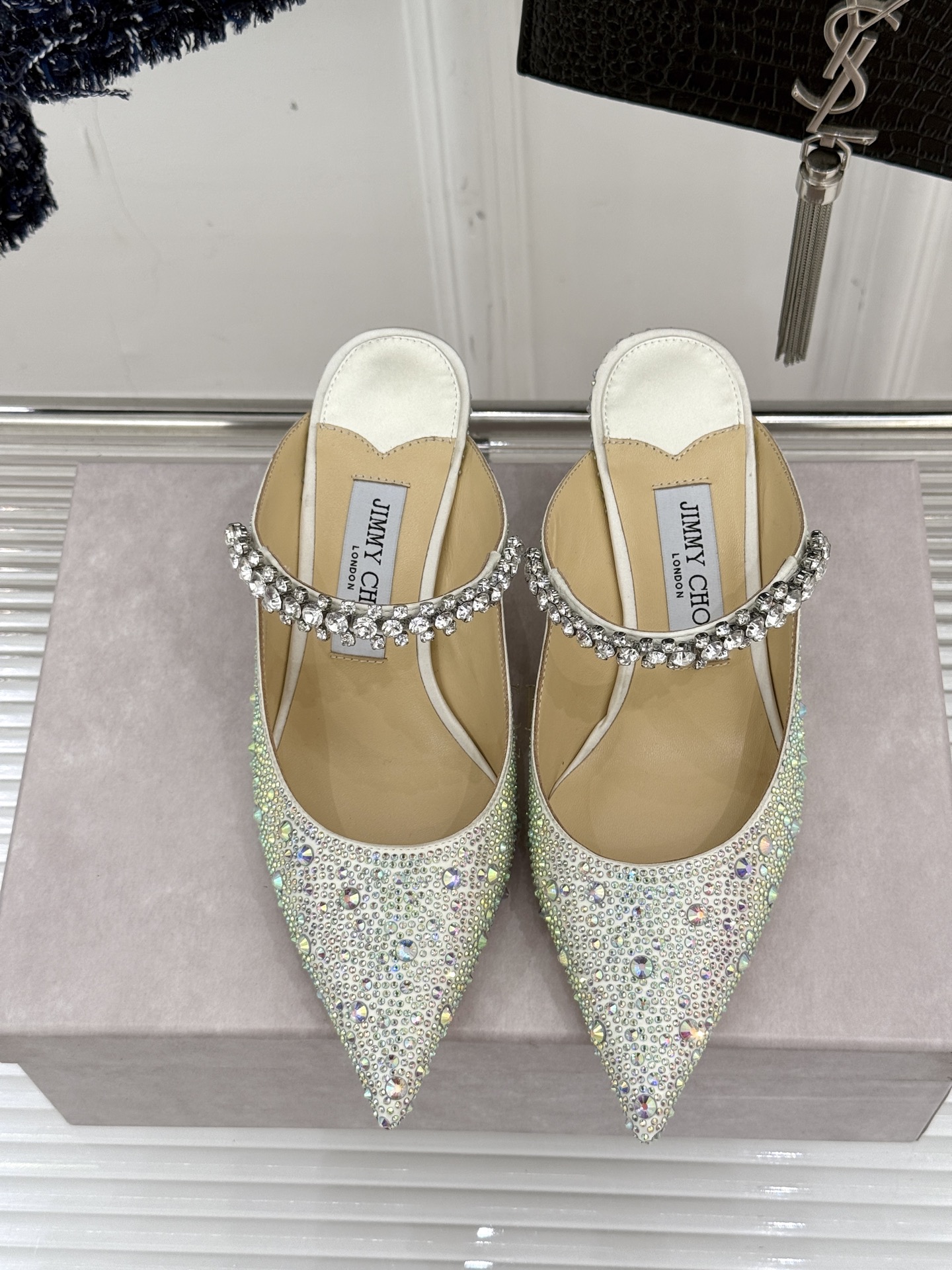 
Jimmy Choo/吉米周经典钻石链条
尖头高跟拖鞋水晶鞋
超绝的水晶鞋 美到移不开视线
鞋型做的非
