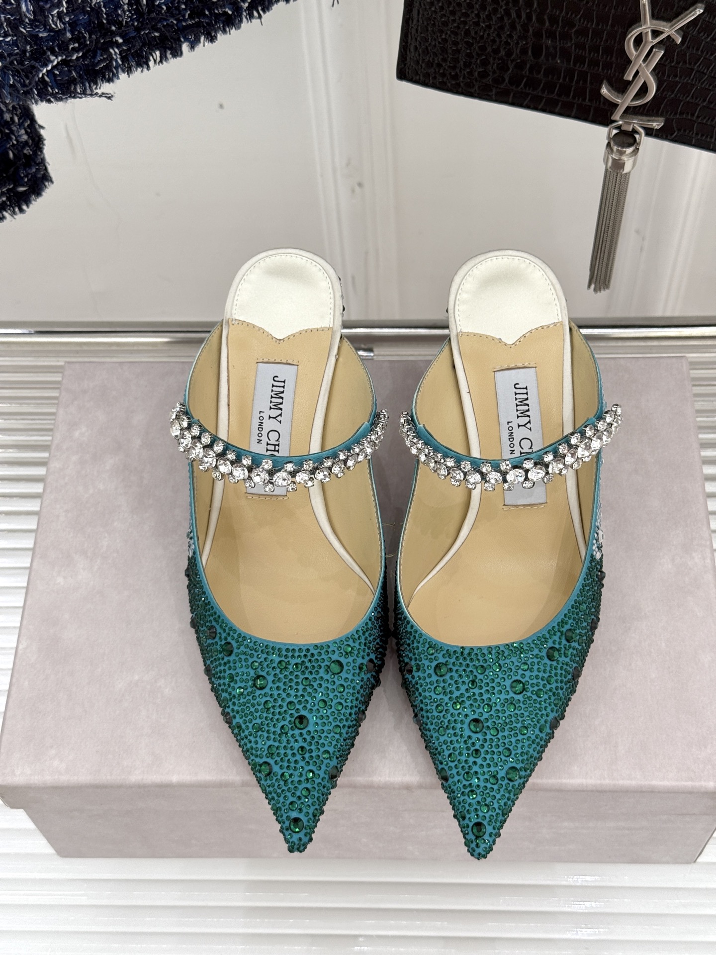 
Jimmy Choo/吉米周经典钻石链条
尖头高跟拖鞋水晶鞋
超绝的水晶鞋 美到移不开视线
鞋型做的非