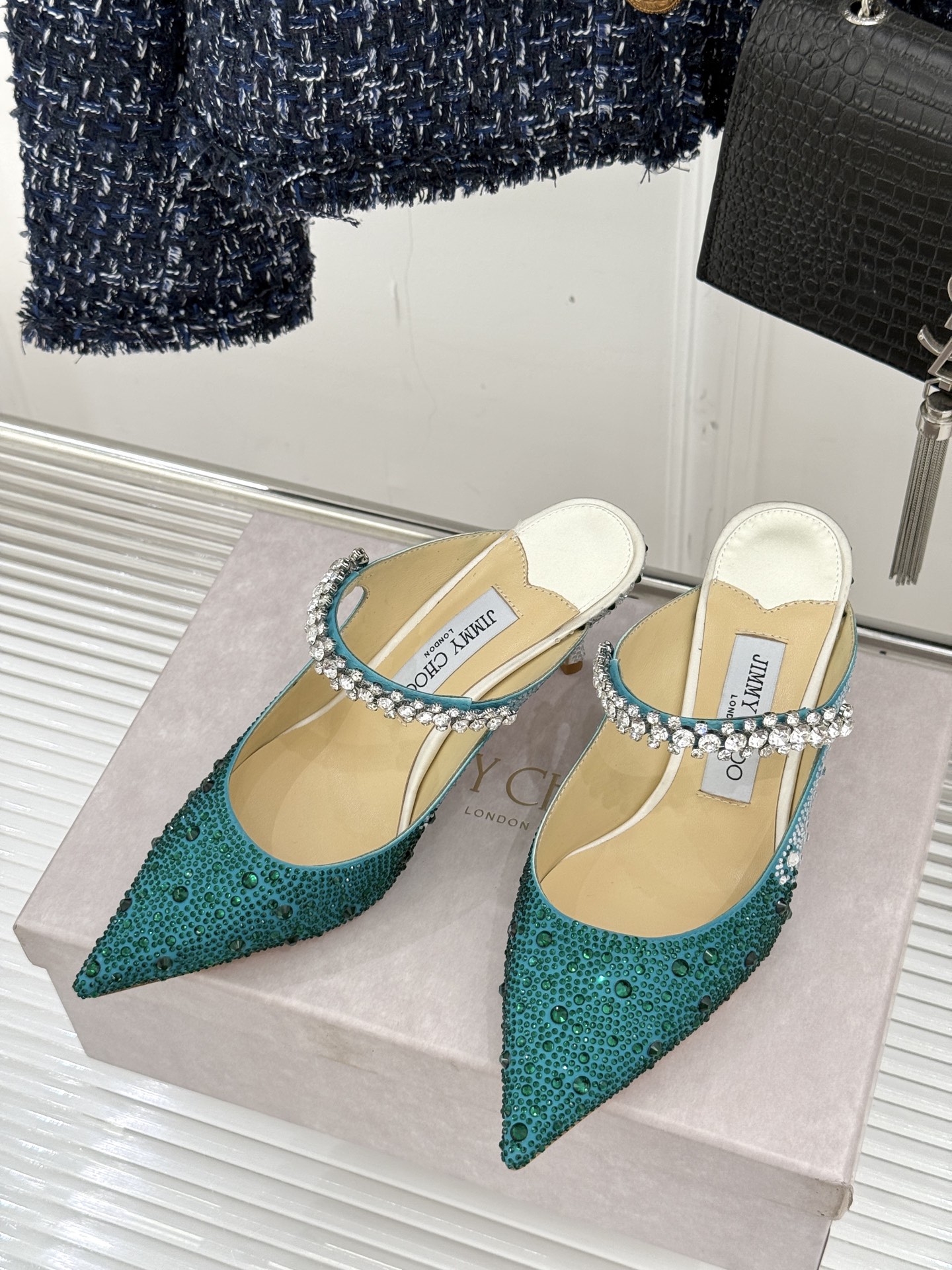 
Jimmy Choo/吉米周经典钻石链条
尖头高跟拖鞋水晶鞋
超绝的水晶鞋 美到移不开视线
鞋型做的非