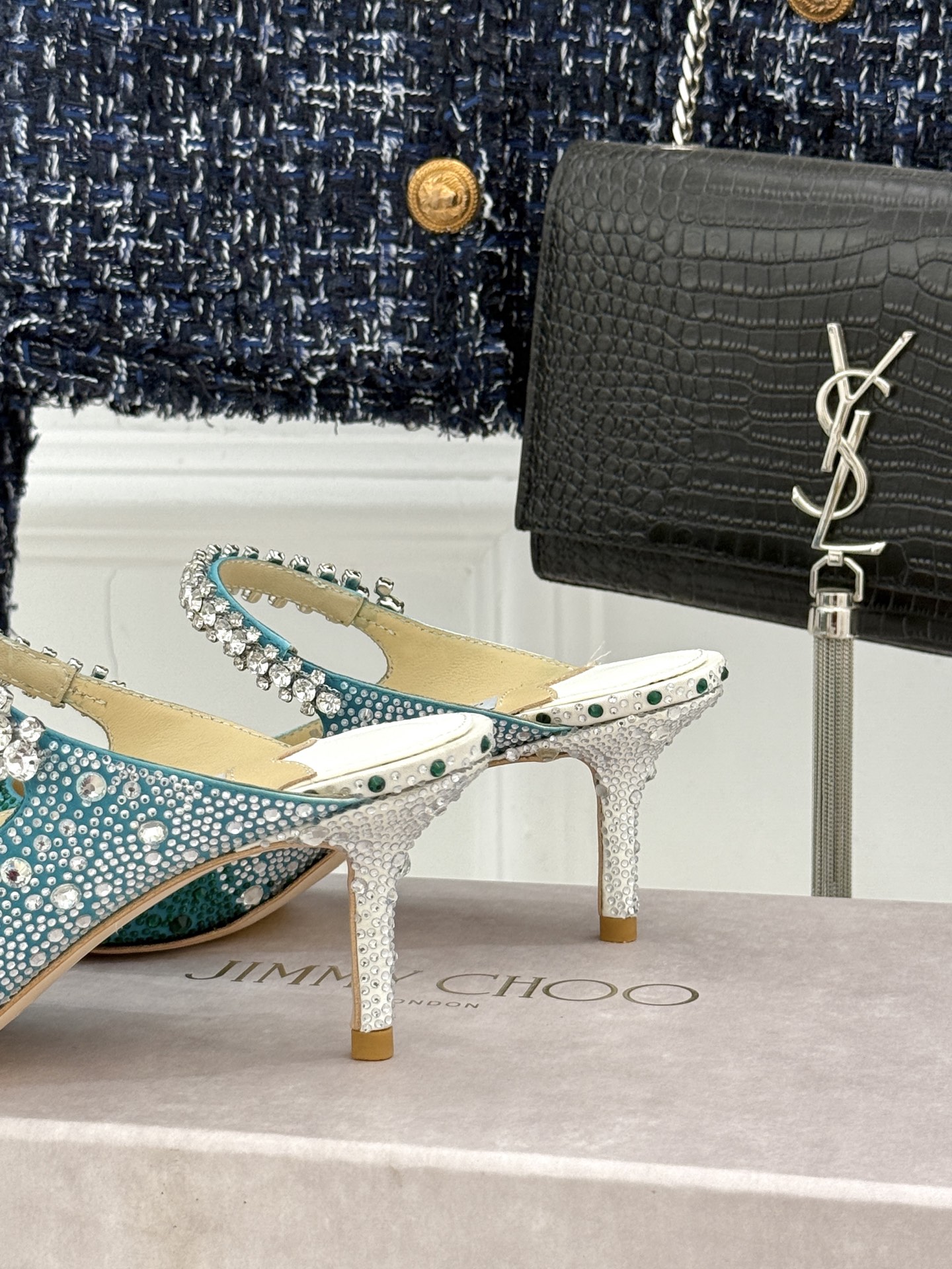 
Jimmy Choo/吉米周经典钻石链条
尖头高跟拖鞋水晶鞋
超绝的水晶鞋 美到移不开视线
鞋型做的非