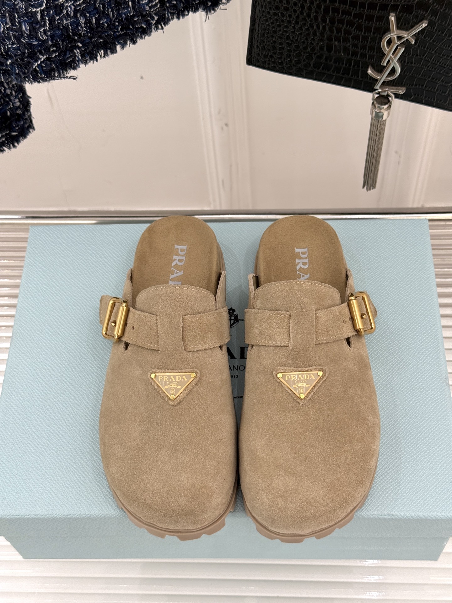 
Prada/普拉达经典春夏新品
三角标勃肯拖鞋
超轻无敌轻凉鞋加入夏日阵营
包头宽面的设计拯救不少鞋型