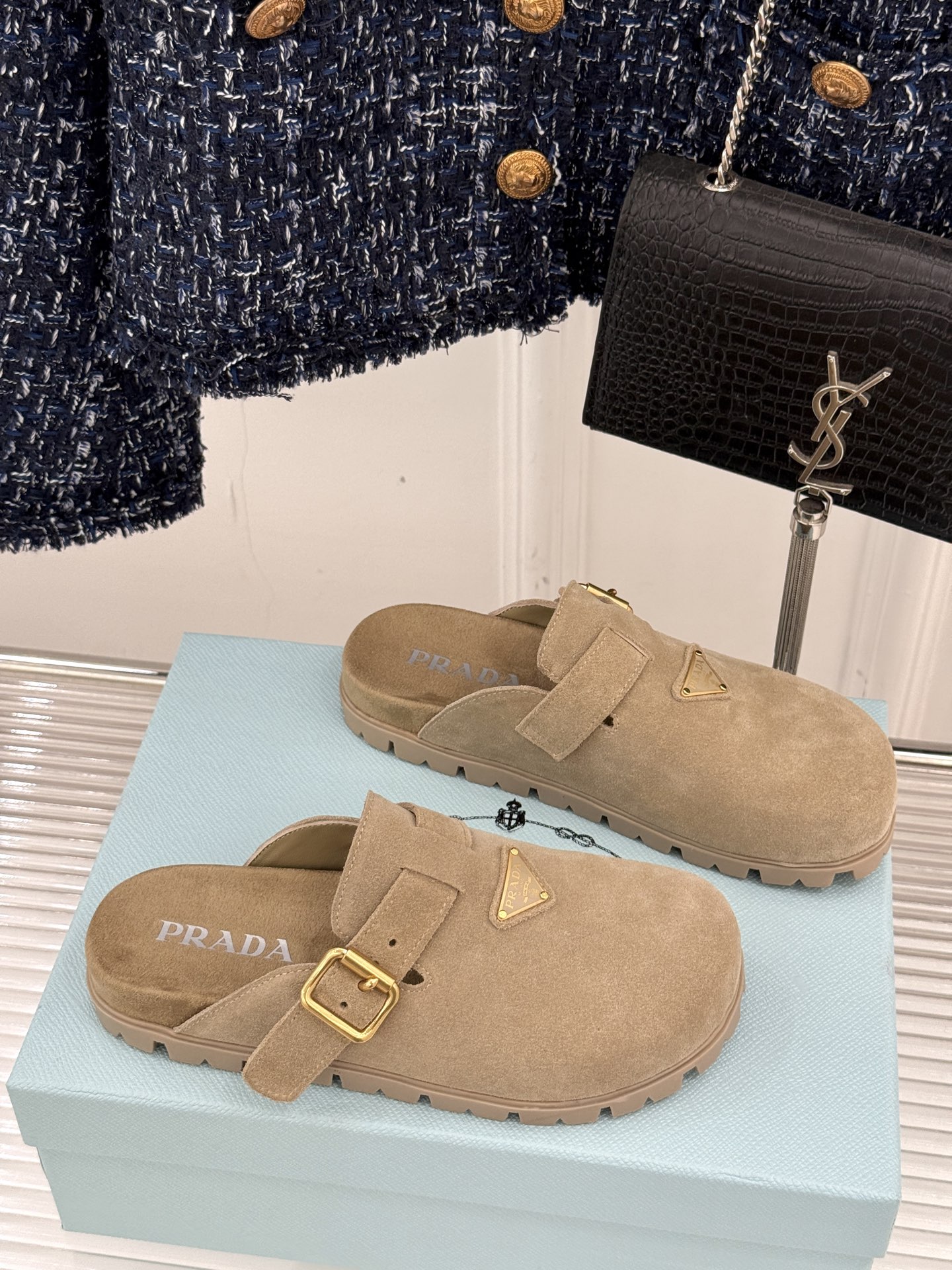 
Prada/普拉达经典春夏新品
三角标勃肯拖鞋
超轻无敌轻凉鞋加入夏日阵营
包头宽面的设计拯救不少鞋型
