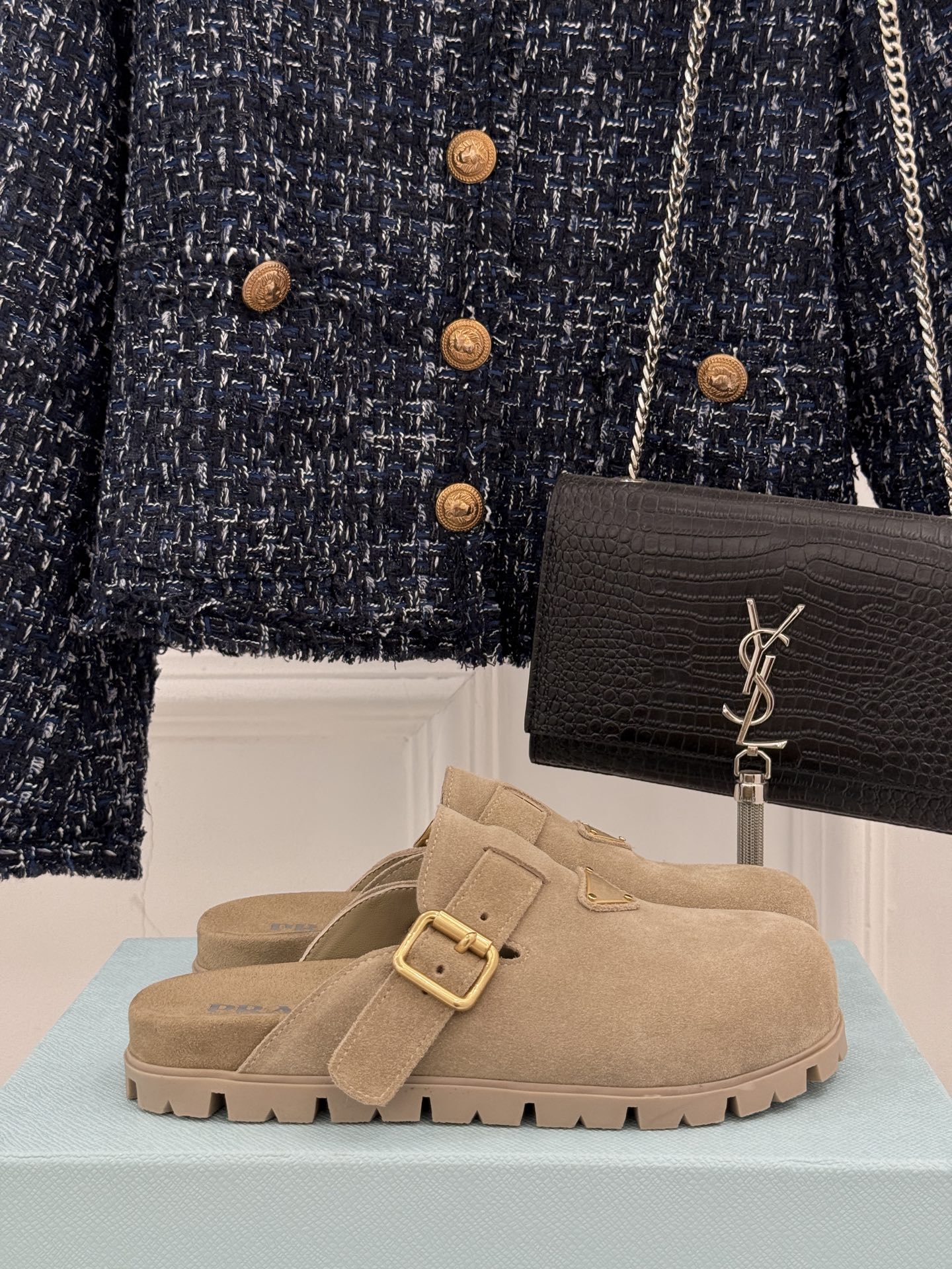 
Prada/普拉达经典春夏新品
三角标勃肯拖鞋
超轻无敌轻凉鞋加入夏日阵营
包头宽面的设计拯救不少鞋型