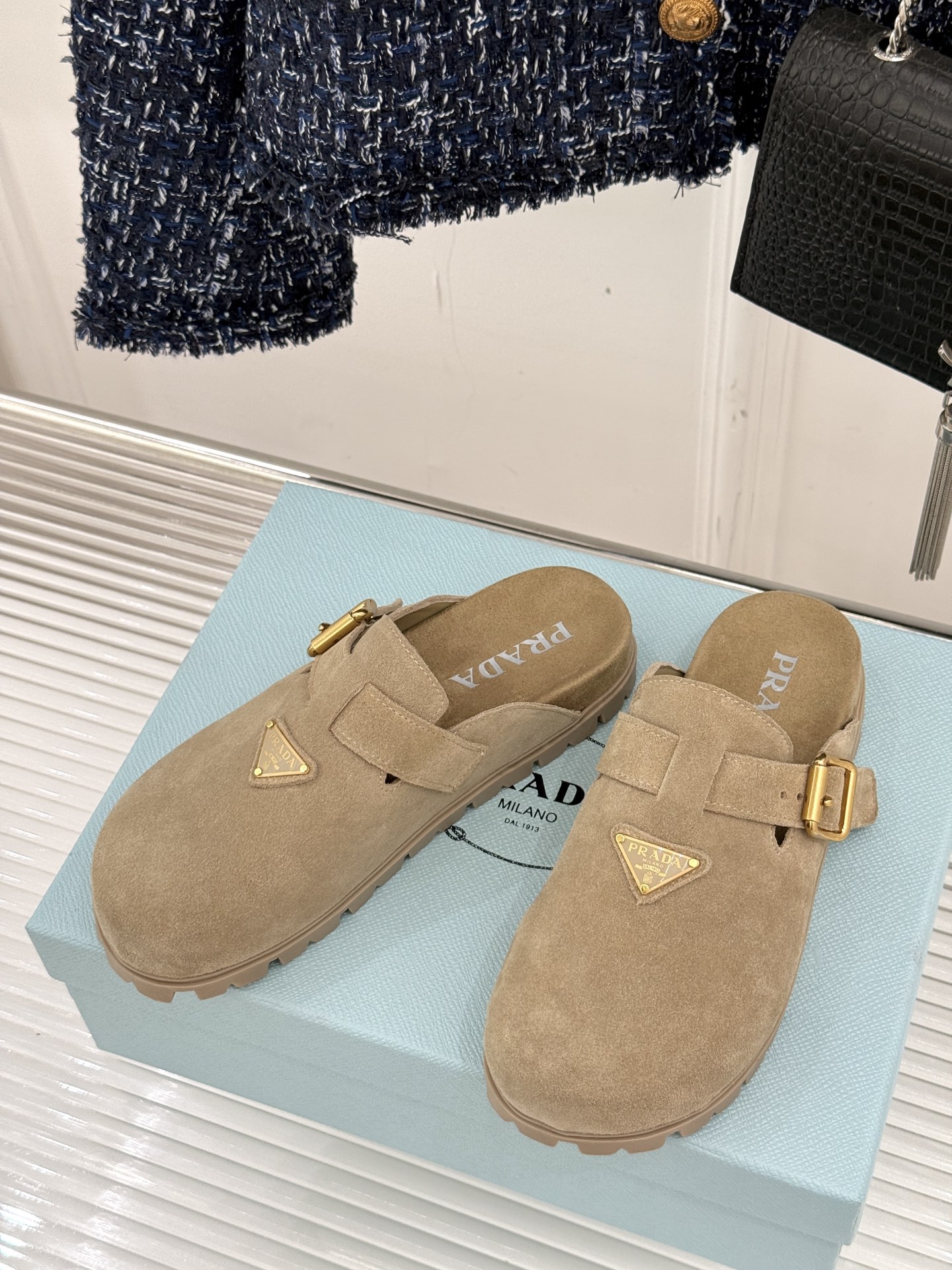 
Prada/普拉达经典春夏新品
三角标勃肯拖鞋
超轻无敌轻凉鞋加入夏日阵营
包头宽面的设计拯救不少鞋型