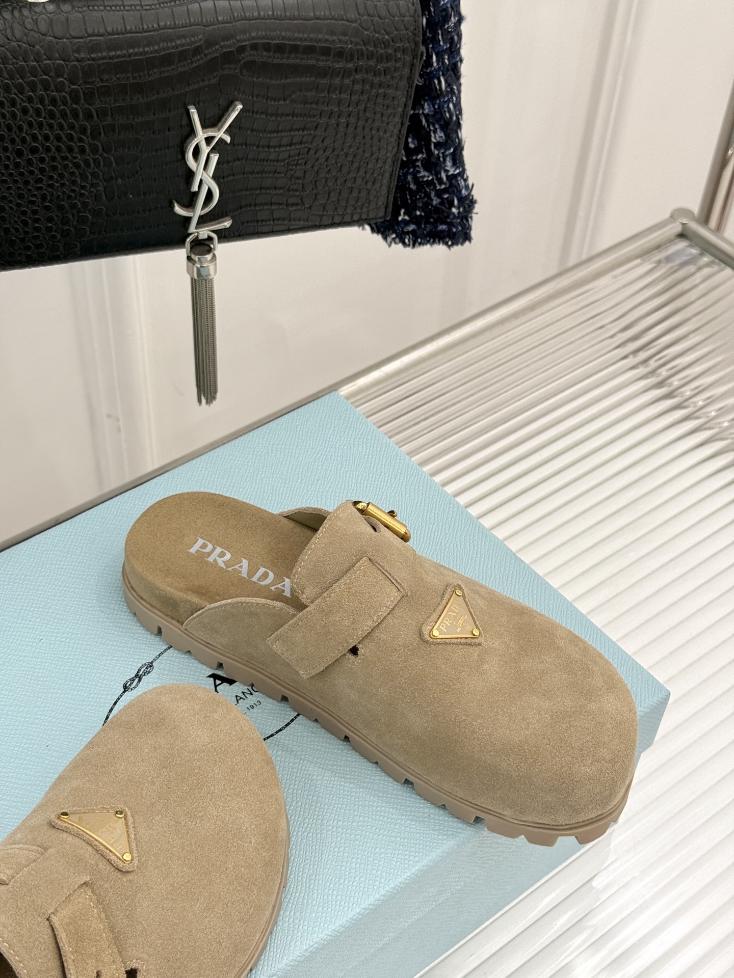
Prada/普拉达经典春夏新品
三角标勃肯拖鞋
超轻无敌轻凉鞋加入夏日阵营
包头宽面的设计拯救不少鞋型