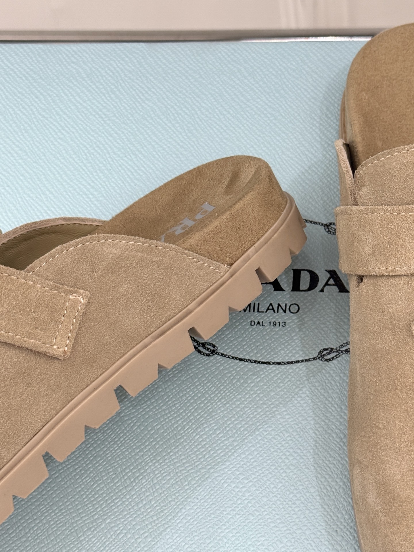 
Prada/普拉达经典春夏新品
三角标勃肯拖鞋
超轻无敌轻凉鞋加入夏日阵营
包头宽面的设计拯救不少鞋型