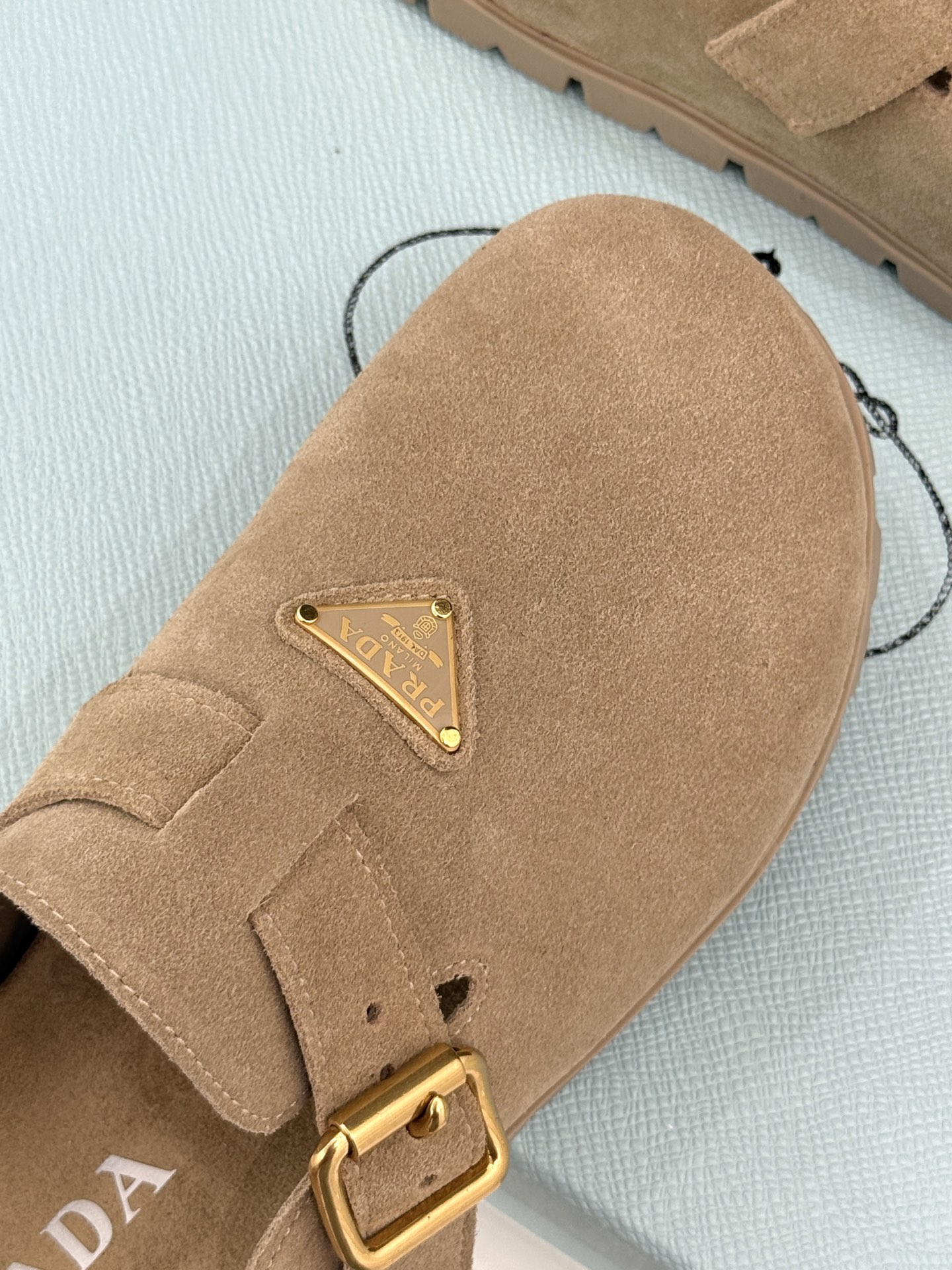 
Prada/普拉达经典春夏新品
三角标勃肯拖鞋
超轻无敌轻凉鞋加入夏日阵营
包头宽面的设计拯救不少鞋型
