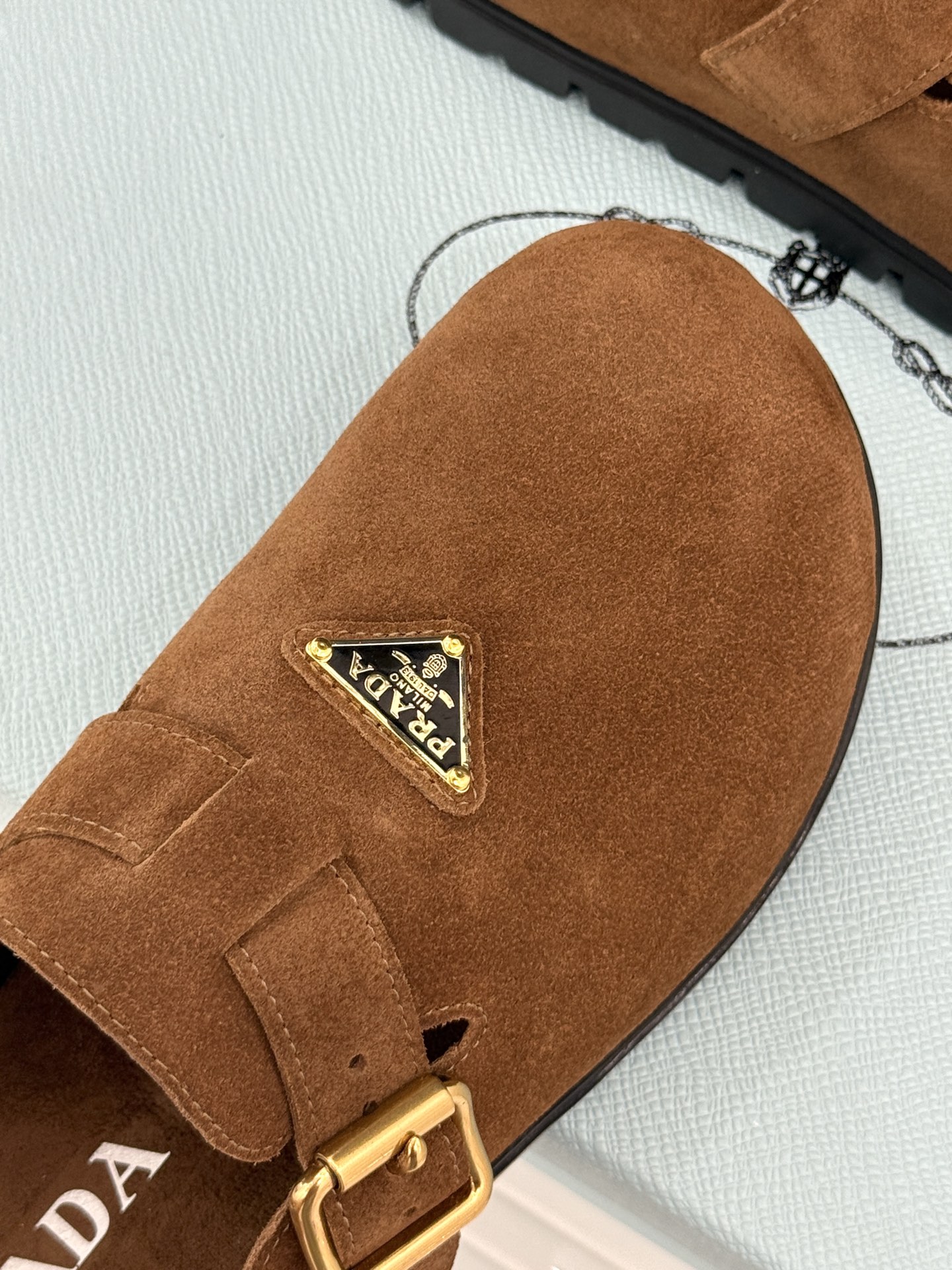 
Prada/普拉达经典春夏新品
三角标勃肯拖鞋
超轻无敌轻凉鞋加入夏日阵营
包头宽面的设计拯救不少鞋型